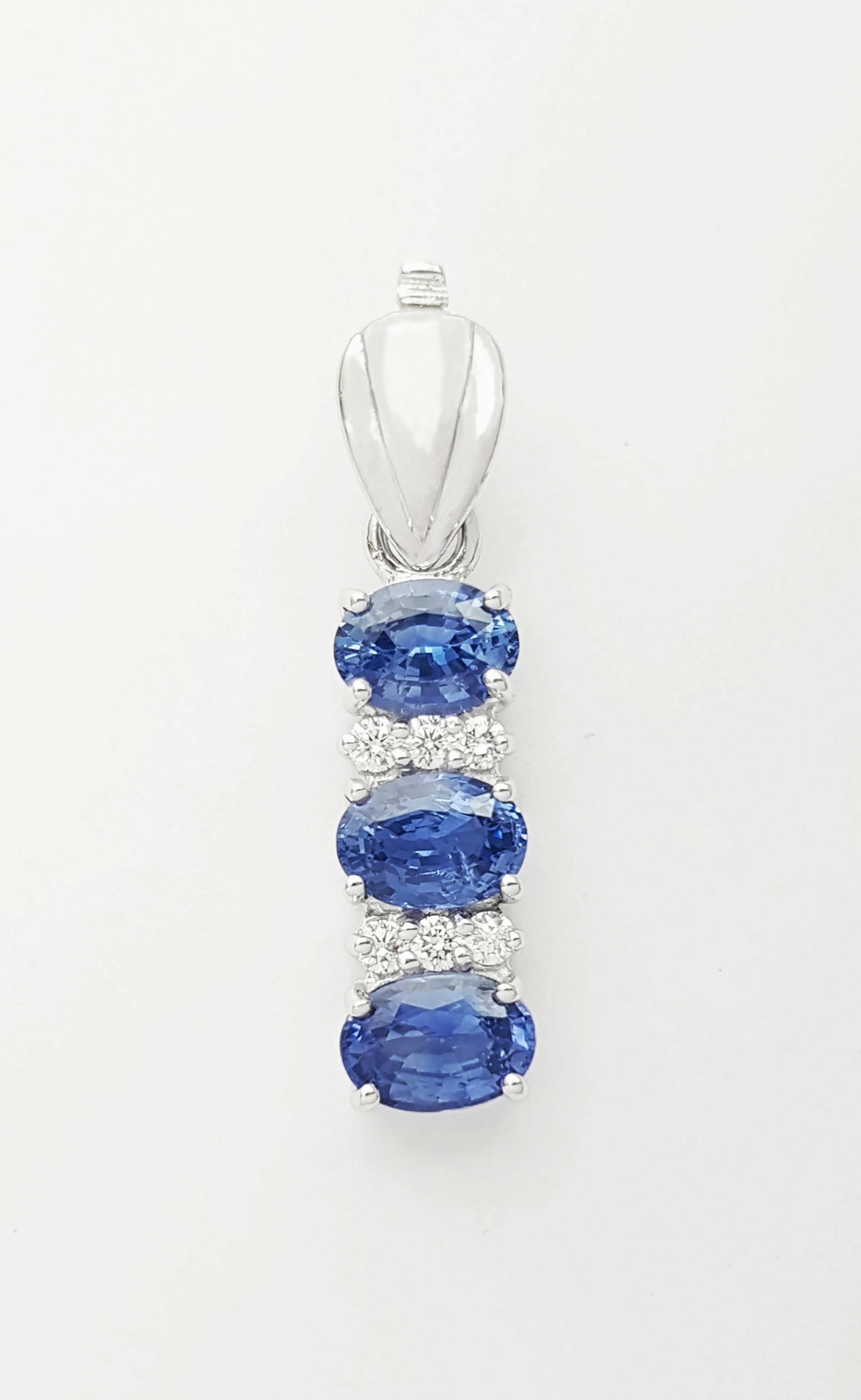 Blue Sapphire with Diamond Pendant set in 18K White Gold Settings in vendita 2