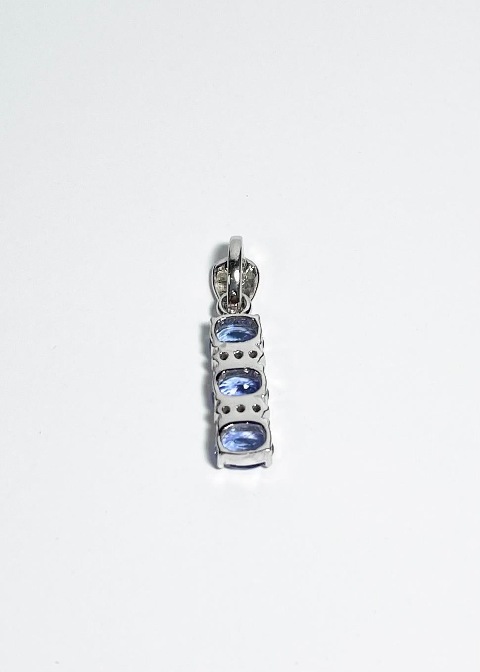 Blue Sapphire with Diamond Pendant set in 18K White Gold Settings in vendita 3