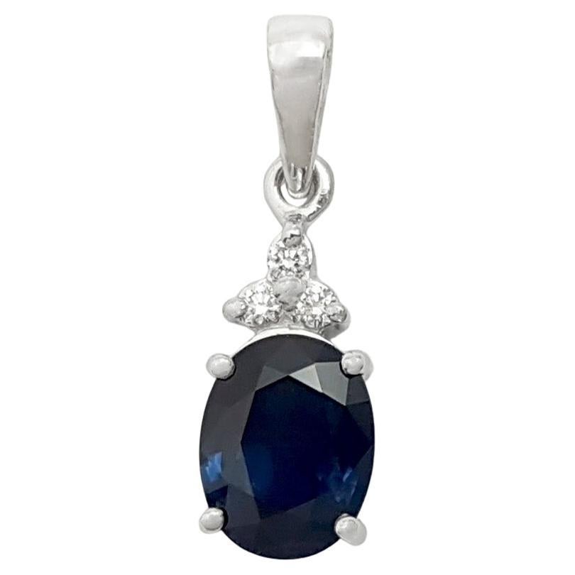 Ciondolo con zaffiro blu e diamante con montatura in oro bianco 18 carati