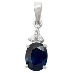 Pendentif en or blanc 18K serti de saphirs bleus et de diamants
