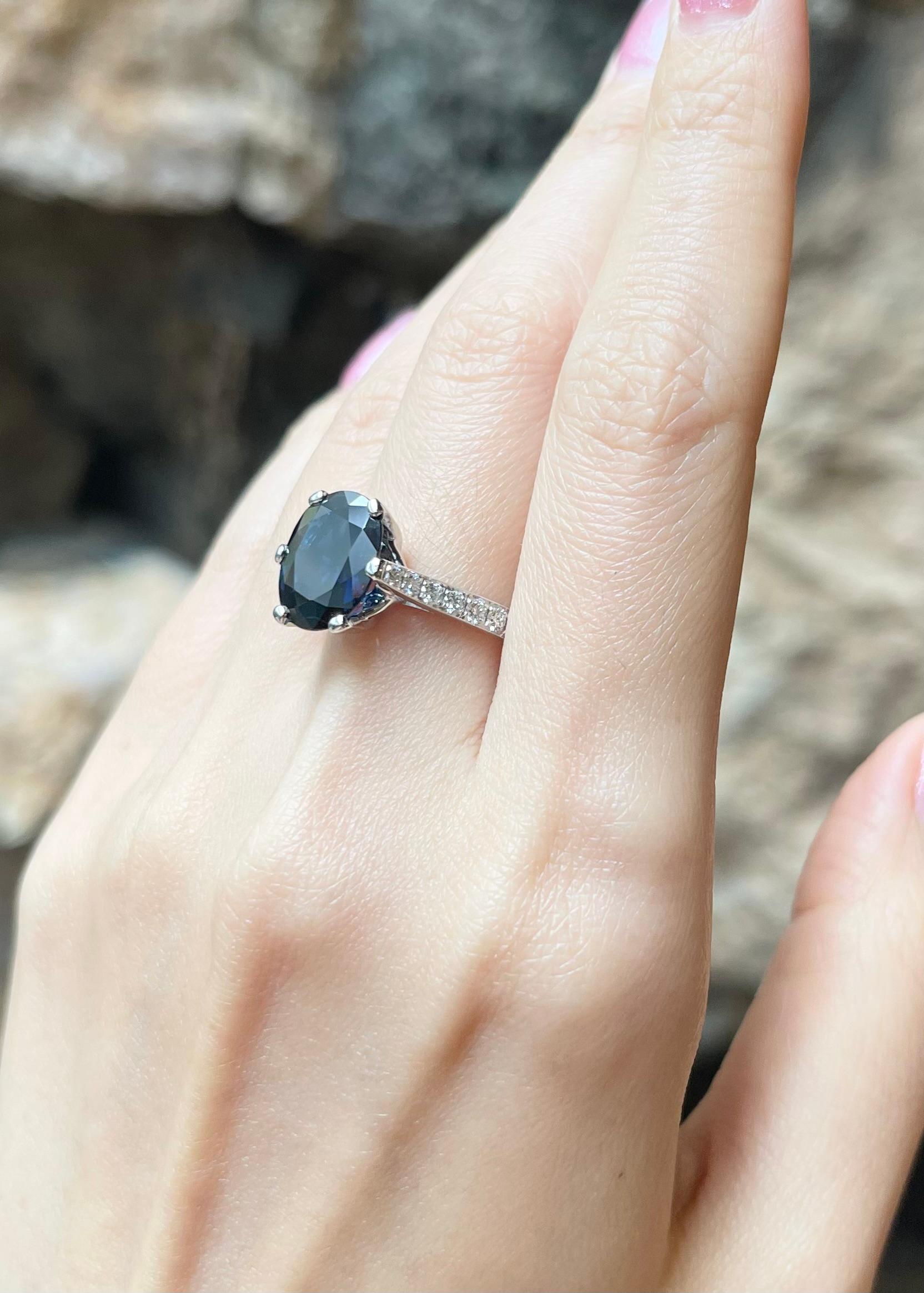 Blue Sapphire with Diamond Ring in 18K White Gold Setting In New Condition For Sale In Bangkok, TH