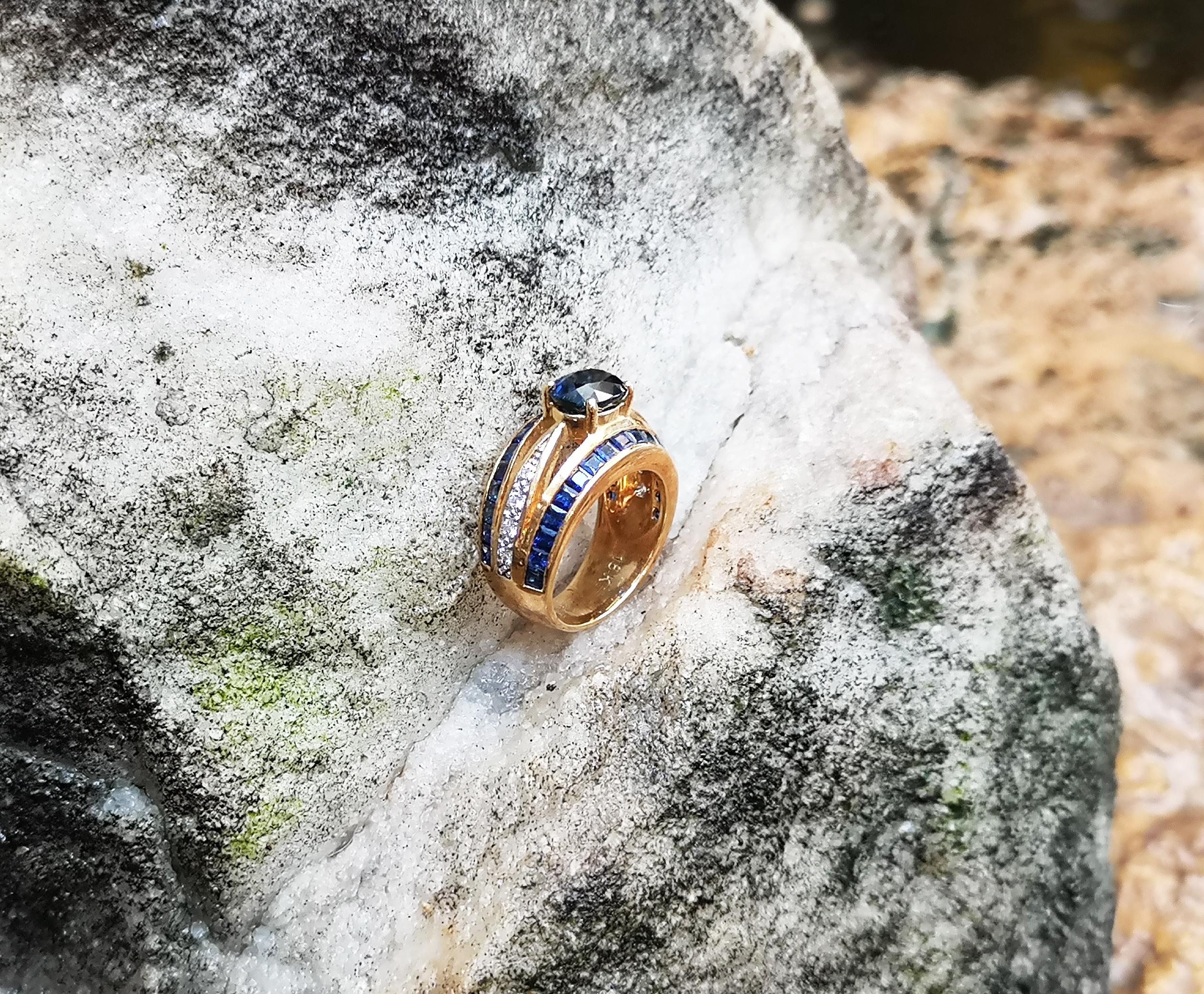 Blue Sapphire with Diamond Ring Set in 18 Karat Gold Settings For Sale 4