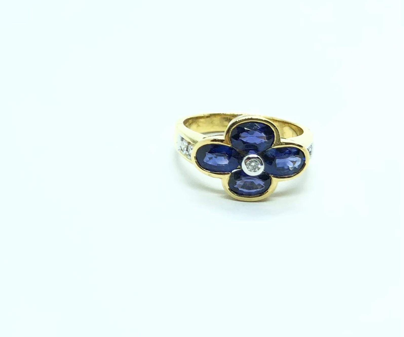 Bague en saphir bleu et diamants sertis en or 18 carats en vente 4
