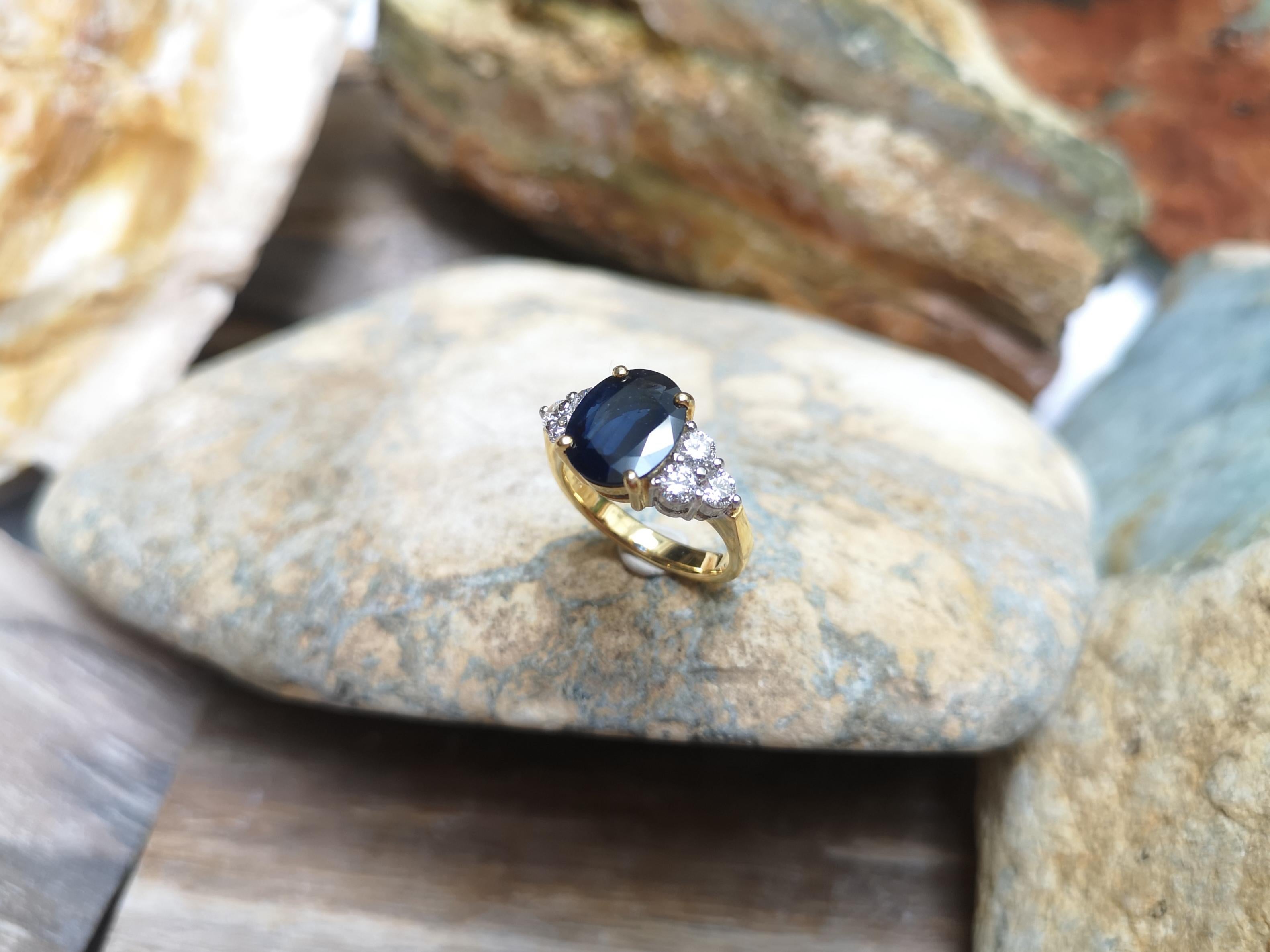 Blue Sapphire with Diamond Ring Set in 18 Karat Gold Settings For Sale 5