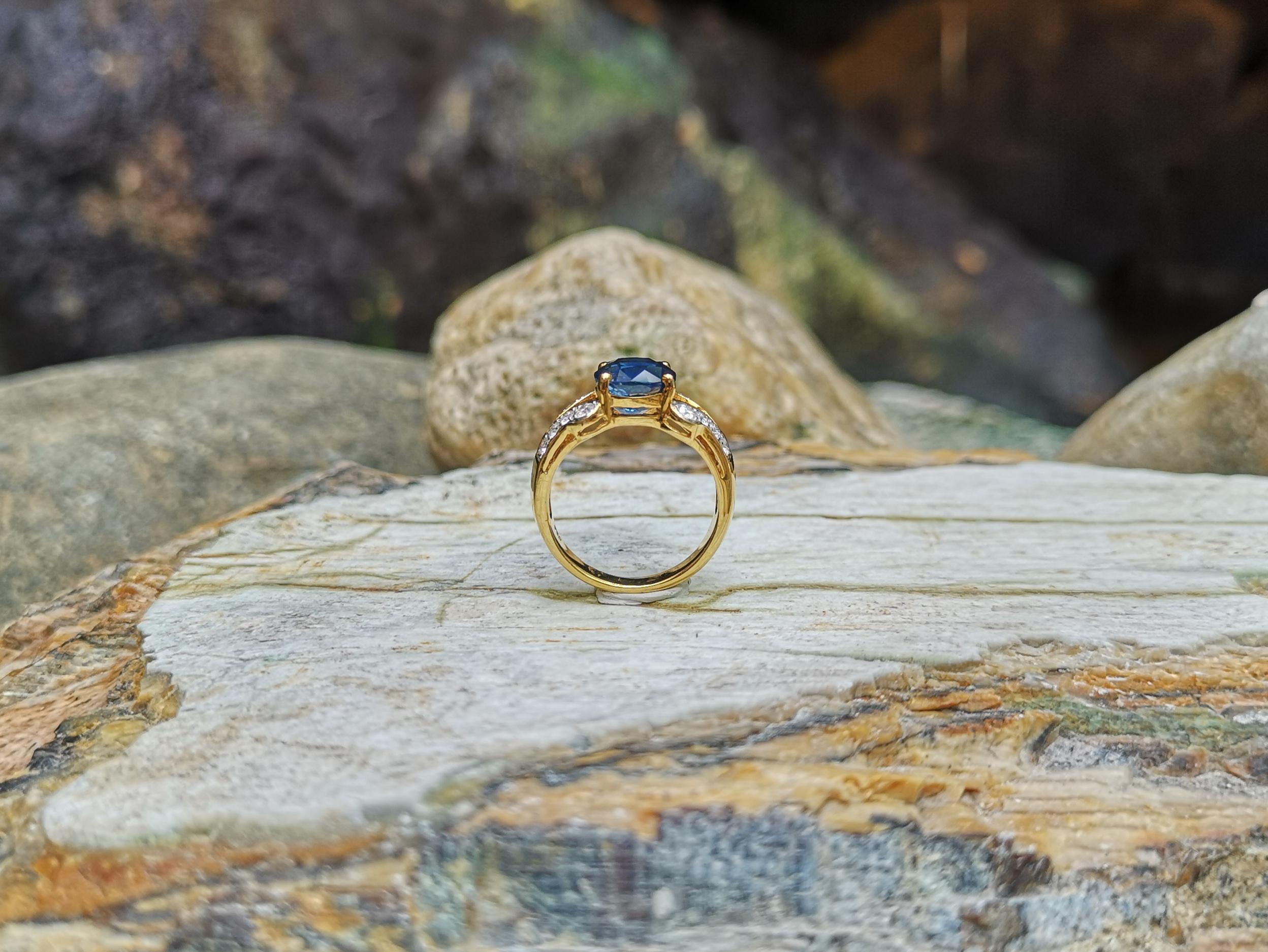 Blue Sapphire with Diamond Ring Set in 18 Karat Gold Settings For Sale 5