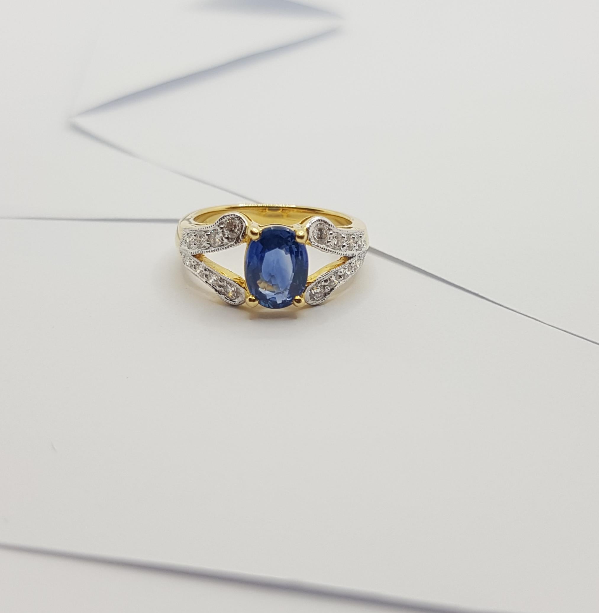 Blue Sapphire with Diamond Ring Set in 18 Karat Gold Settings For Sale 5