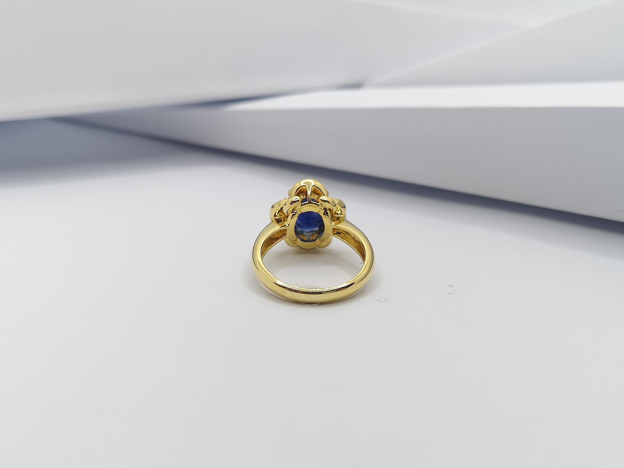 Bague en saphir bleu et diamants sertis en or 18 carats en vente 6