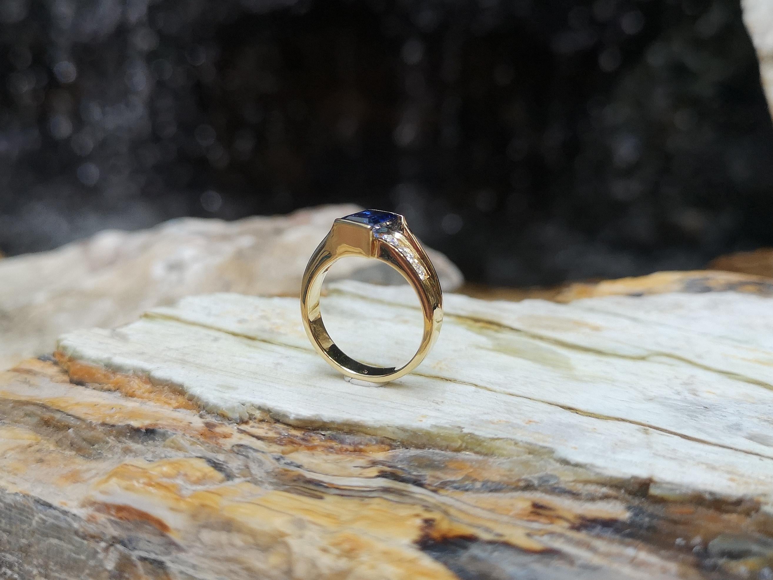 Blue Sapphire with Diamond Ring Set in 18 Karat Gold Settings For Sale 6