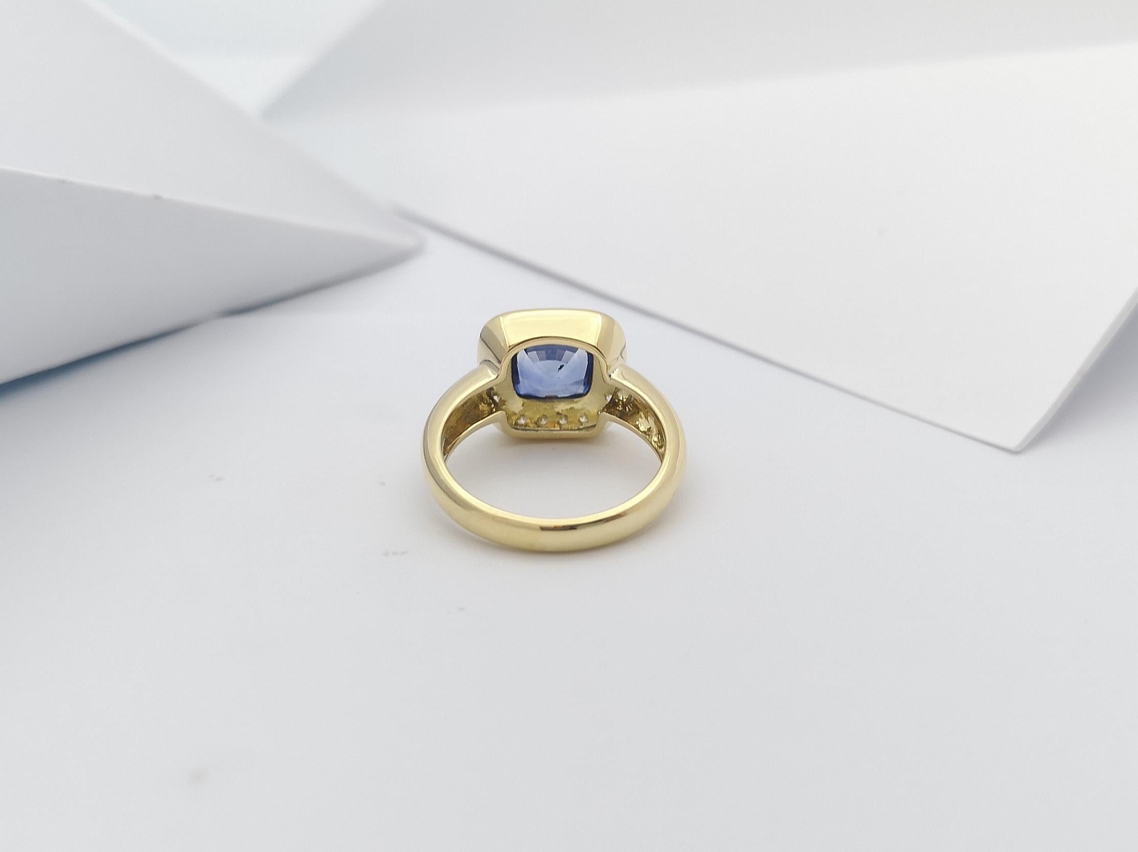 Blue Sapphire with Diamond Ring Set in 18 Karat Gold Settings For Sale 7