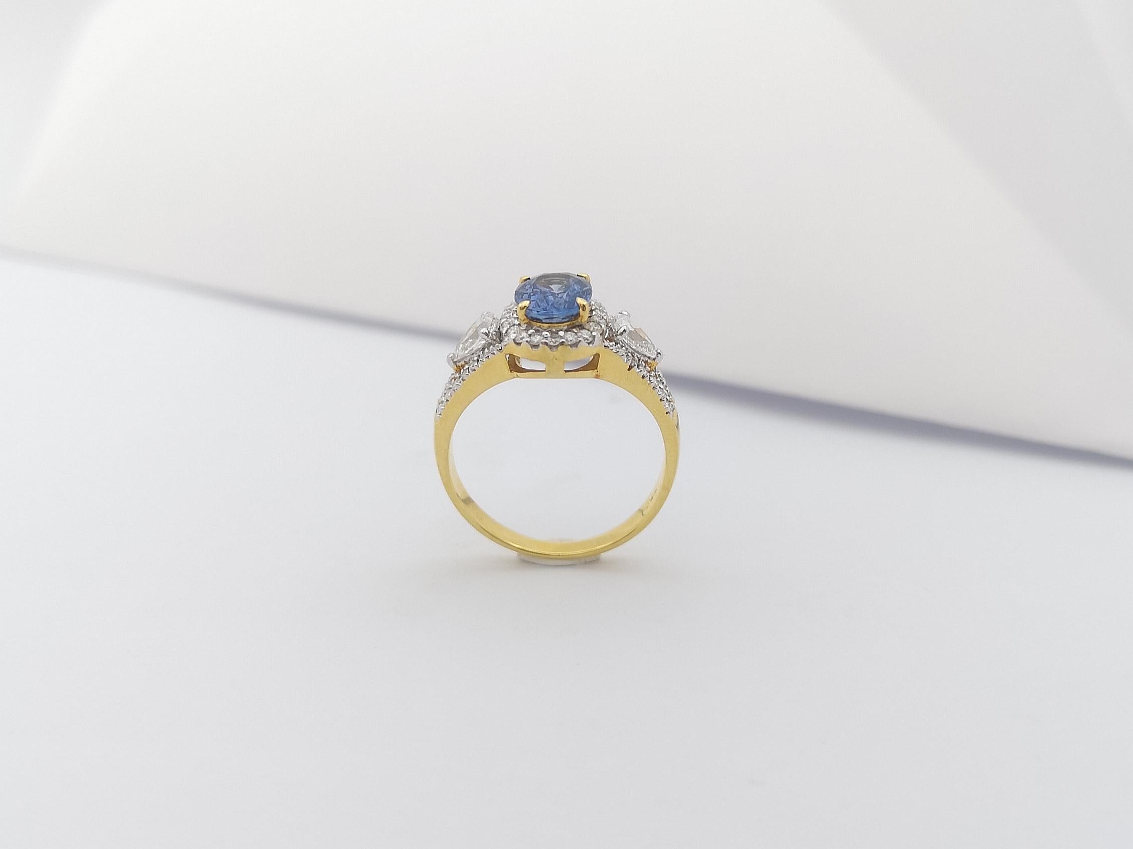Blue Sapphire with Diamond Ring Set in 18 Karat Gold Settings For Sale 7