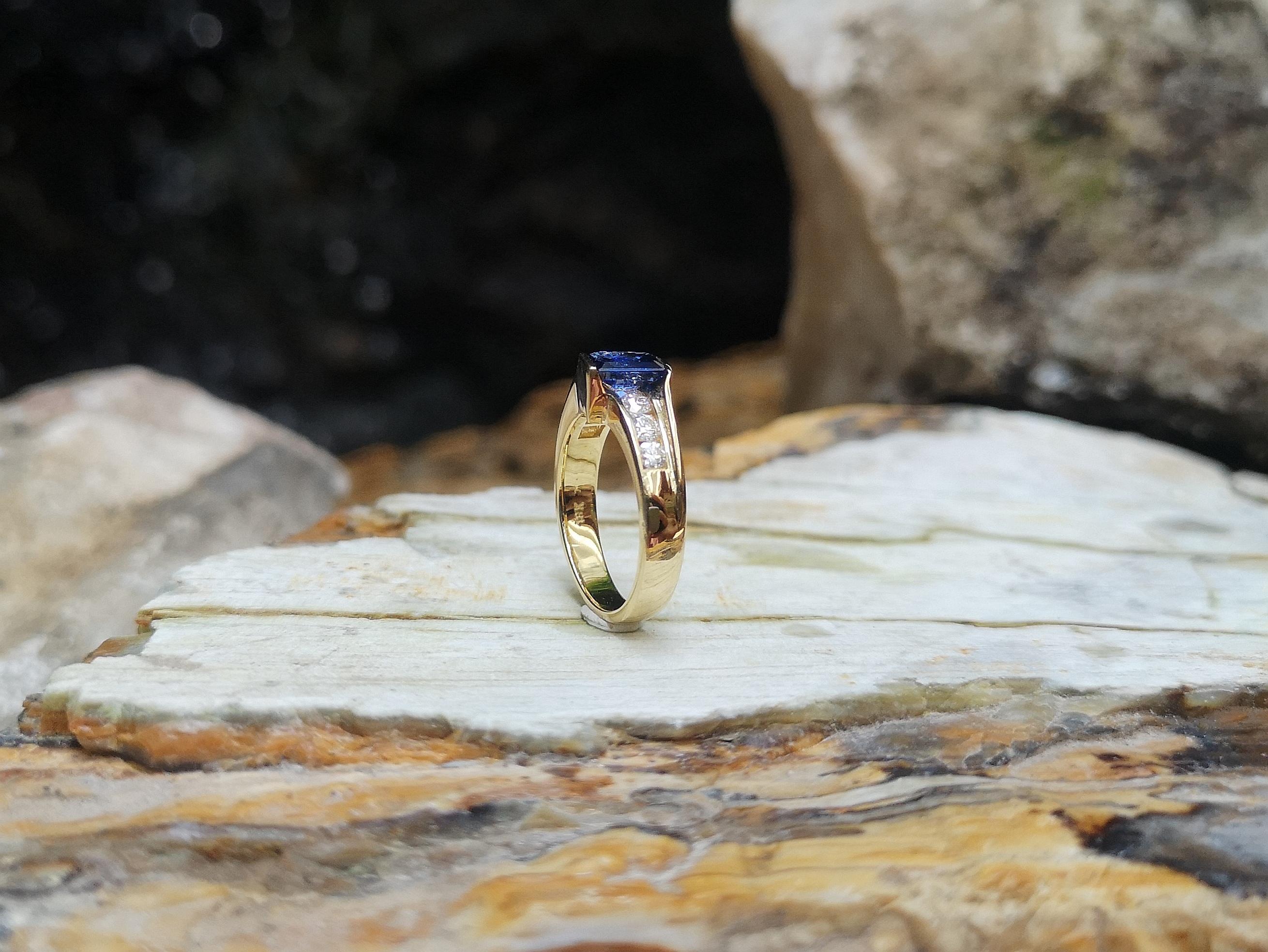 Blue Sapphire with Diamond Ring Set in 18 Karat Gold Settings For Sale 7