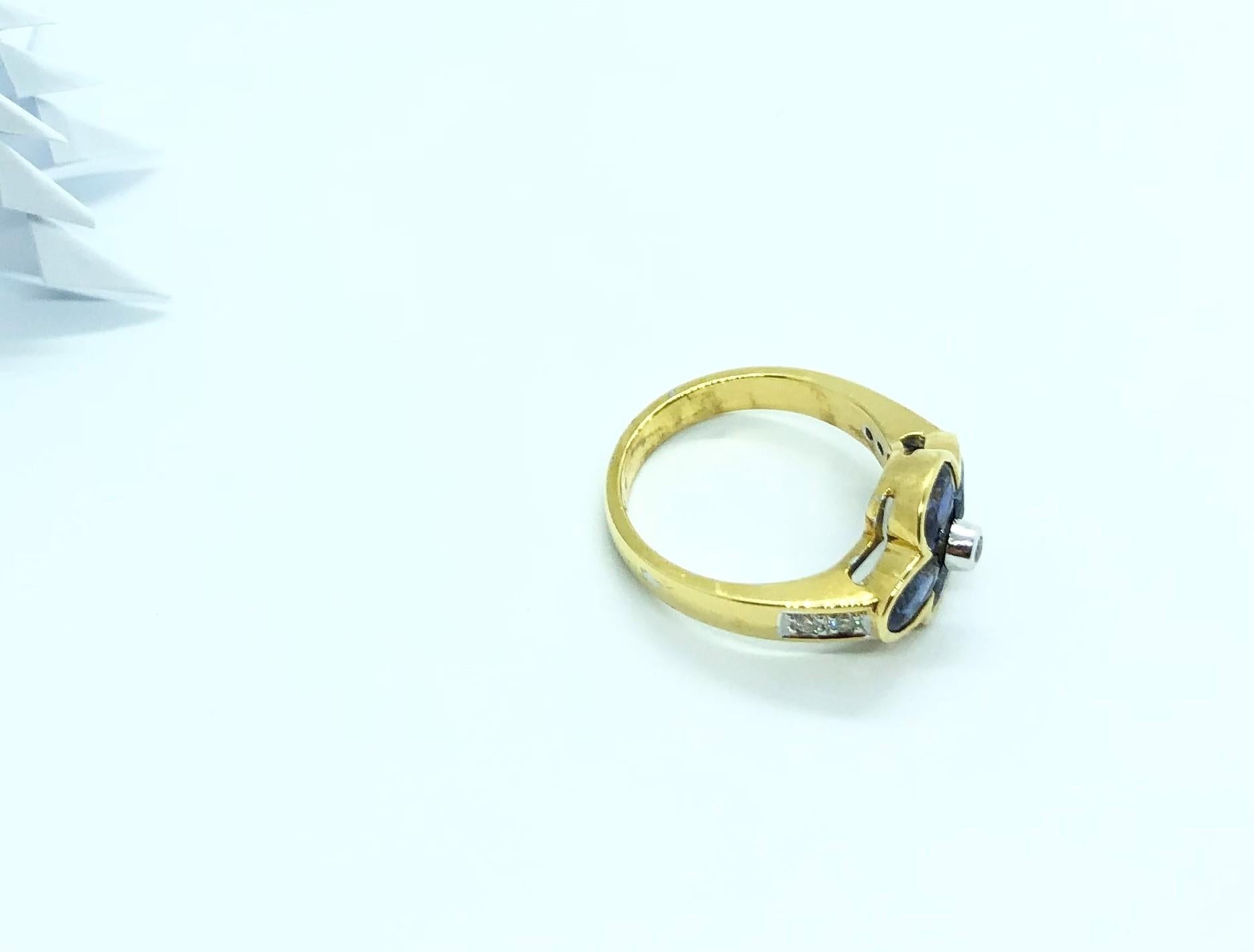 Bague en saphir bleu et diamants sertis en or 18 carats en vente 10