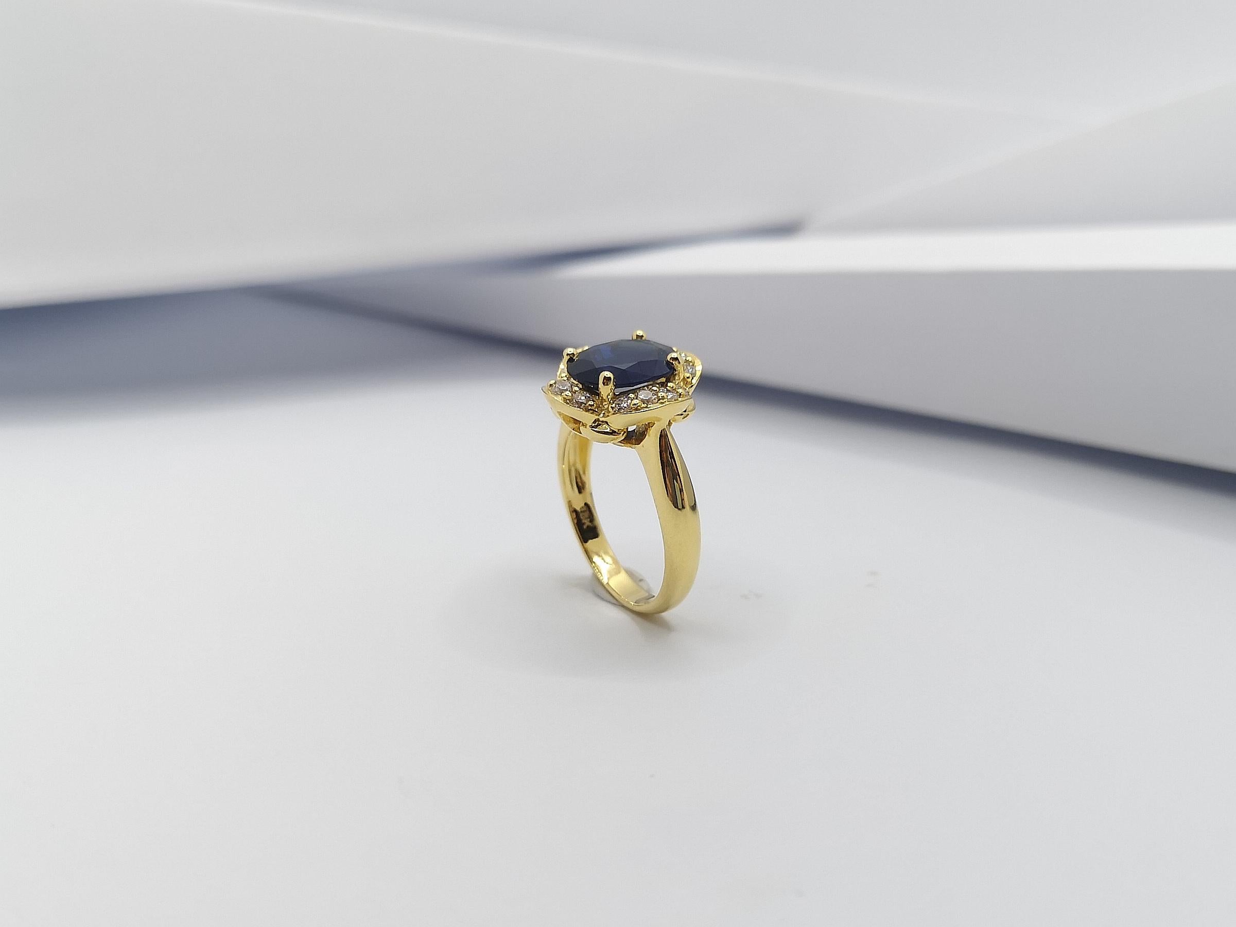 Blue Sapphire with Diamond Ring Set in 18 Karat Gold Settings For Sale 11