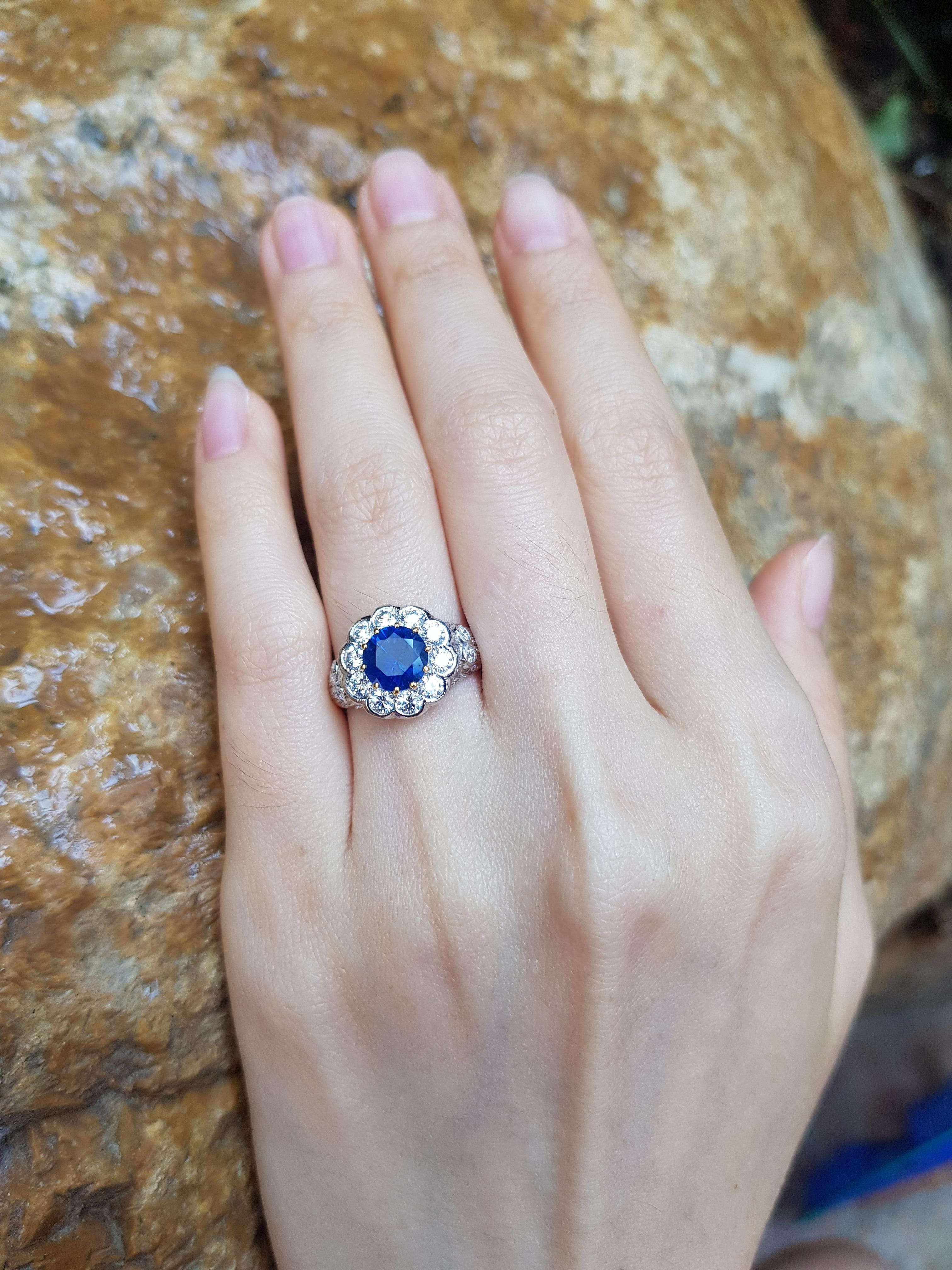 Bague en or 18 carats sertie d'un saphir bleu de 1,44 carat et d'un diamant de 0,87 carat

Largeur : 1,2 cm
Longueur : 1,2 cm 
Taille de l'anneau : 50

