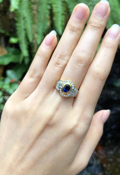 Anillo Zafiro Azul con Diamantes Engastado en Oro de 18 Kilates