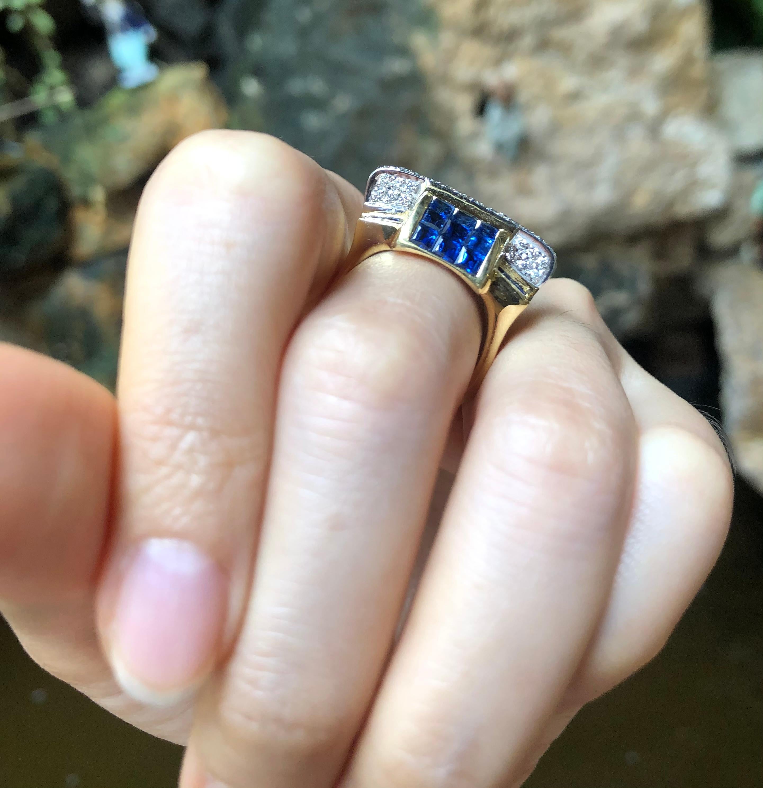 Bague en or 18 carats sertie d'un saphir bleu de 5,26 carats et d'un diamant de 0,50 carat

Largeur :  2.4 cm 
Longueur : 1,5 cm
Taille de l'anneau : 55
Poids total : 19,6 grammes

