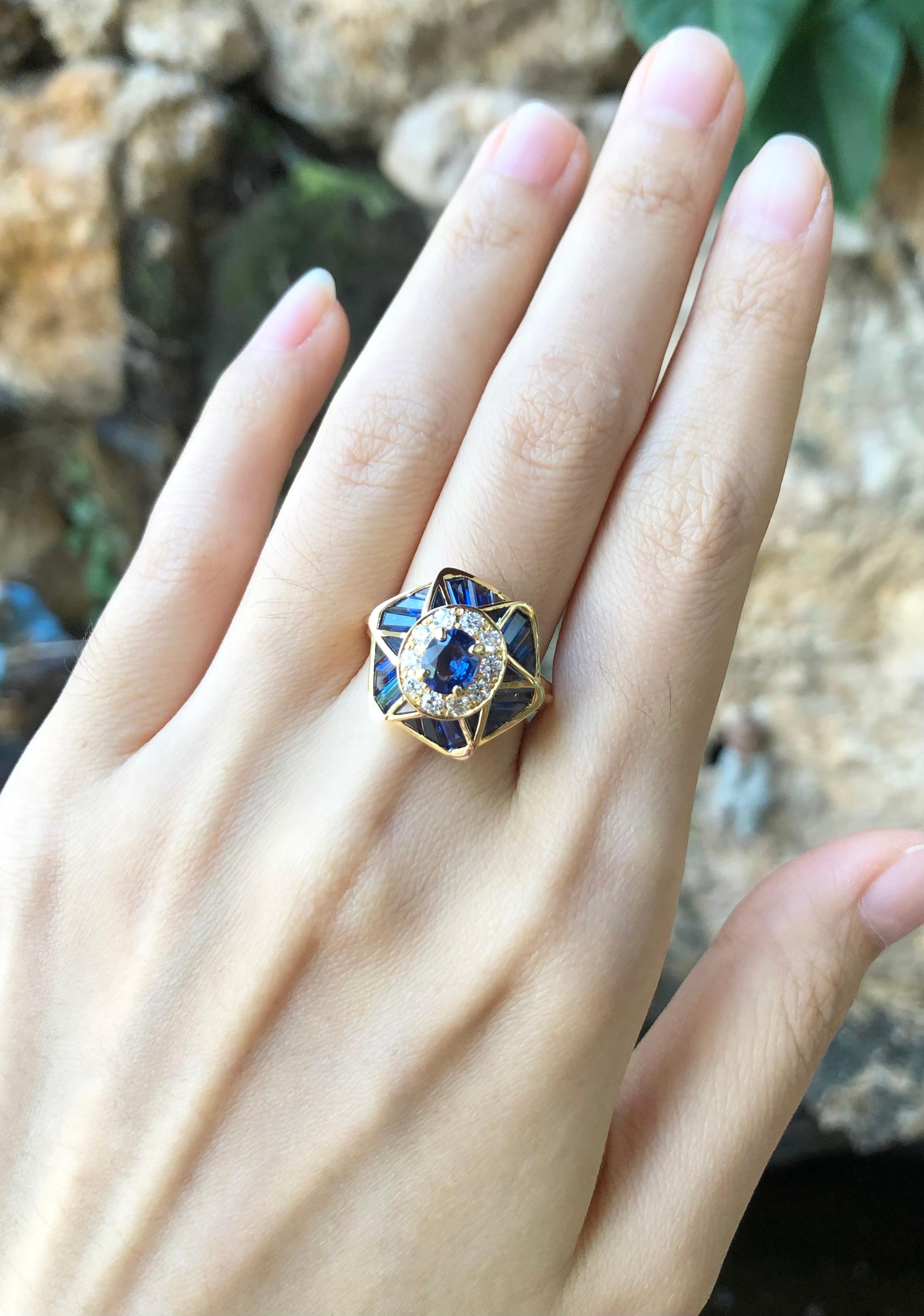 Bague en or 18 carats sertie d'un saphir bleu de 0,75 carat, d'un saphir bleu de 2,30 carats et d'un diamant de 0,35 carat

Largeur :  1.6 cm 
Longueur : 1,6 cm
Taille de l'anneau : 54
Poids total : 8,24 grammes

