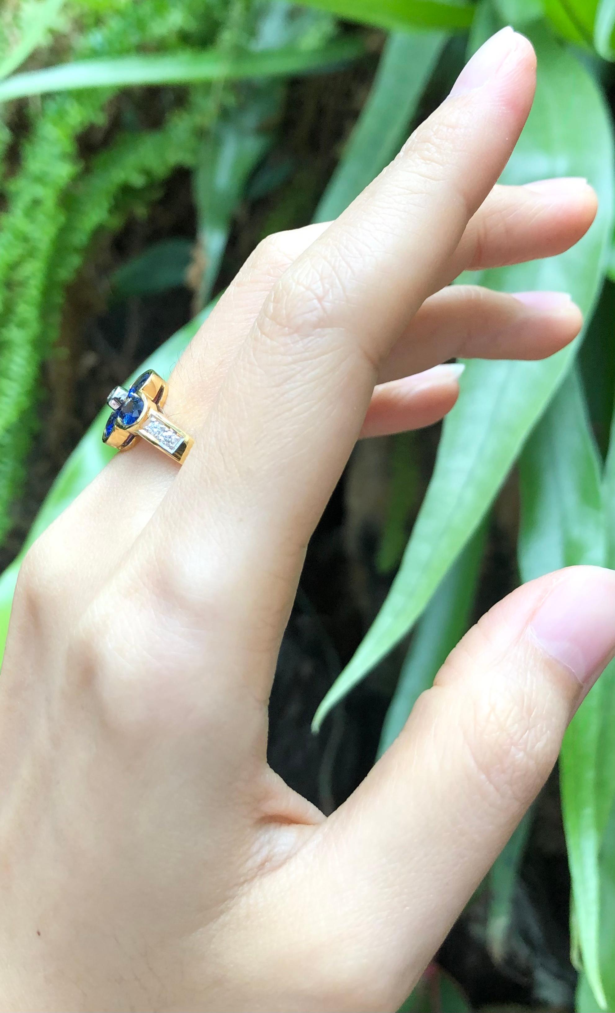 Bague saphir bleu 2,25 carats et diamant 0,12 carat en or 18 carats

Largeur :  1.6 cm 
Longueur : 1,2 cm
Taille de l'anneau : 53
Poids total : 6,16 grammes

