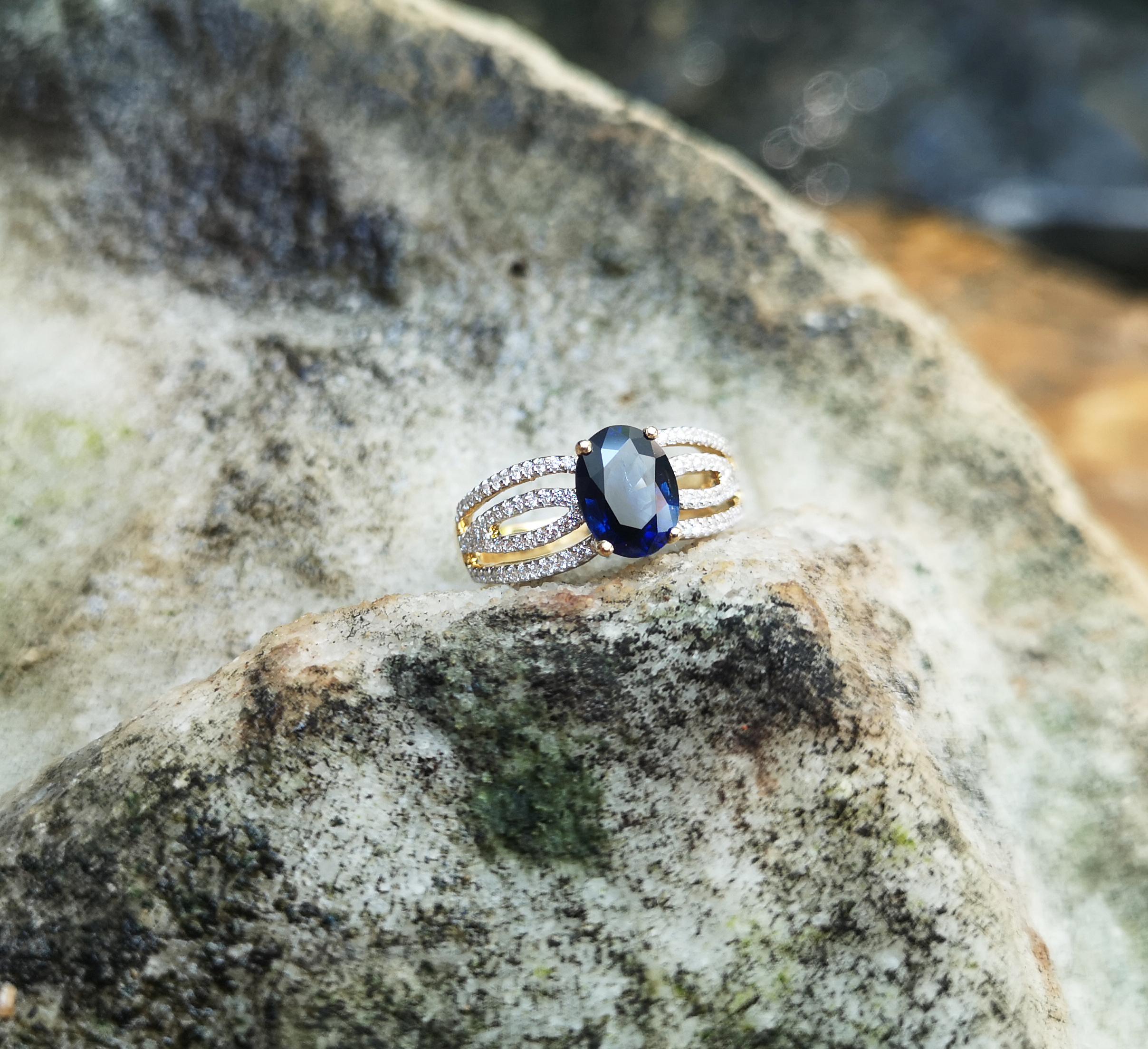 Moderne Bague en or 18 carats sertie d'un saphir bleu et de diamants en vente