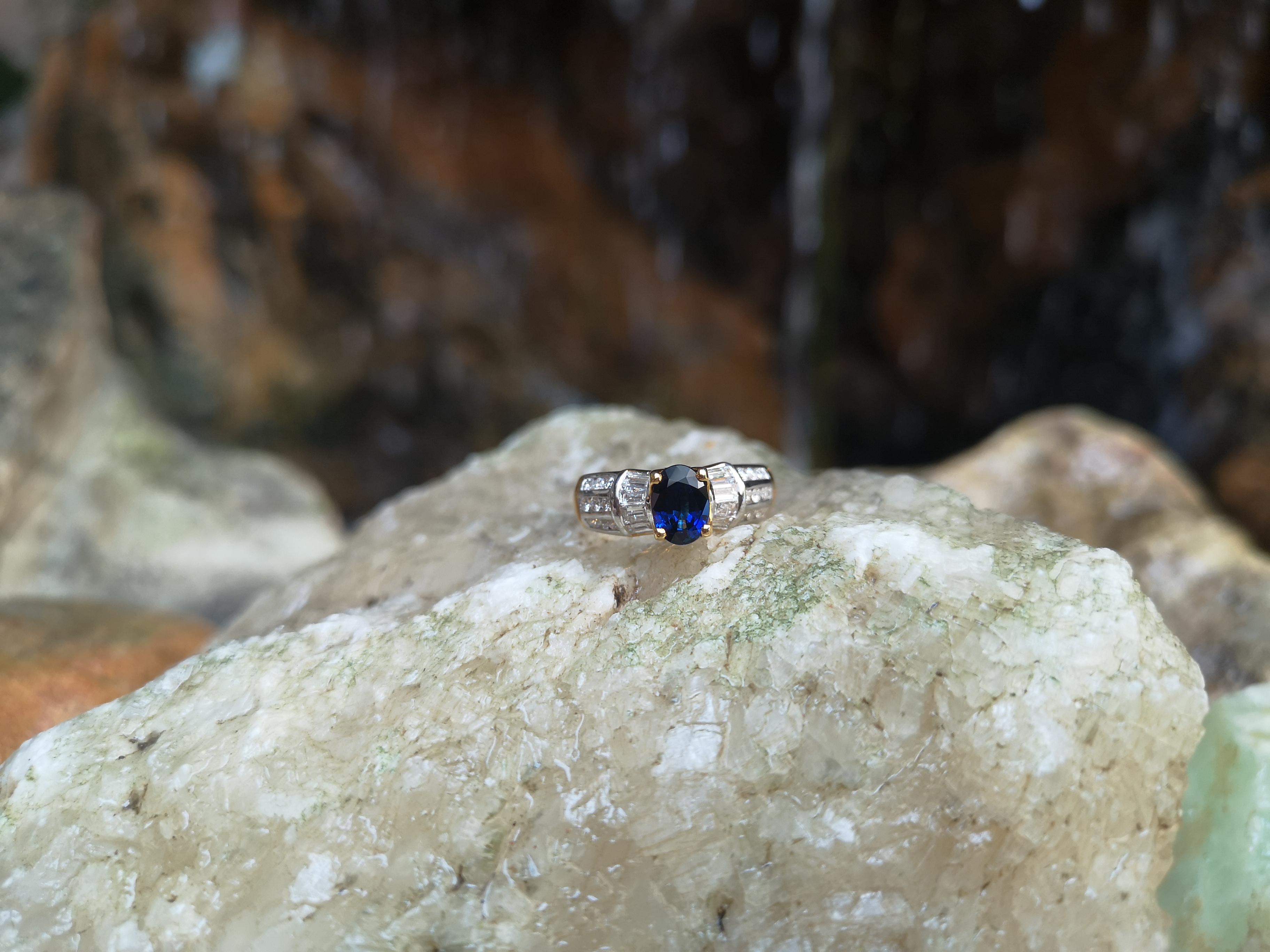 Taille ovale Bague en or 18 carats sertie d'un saphir bleu et de diamants en vente