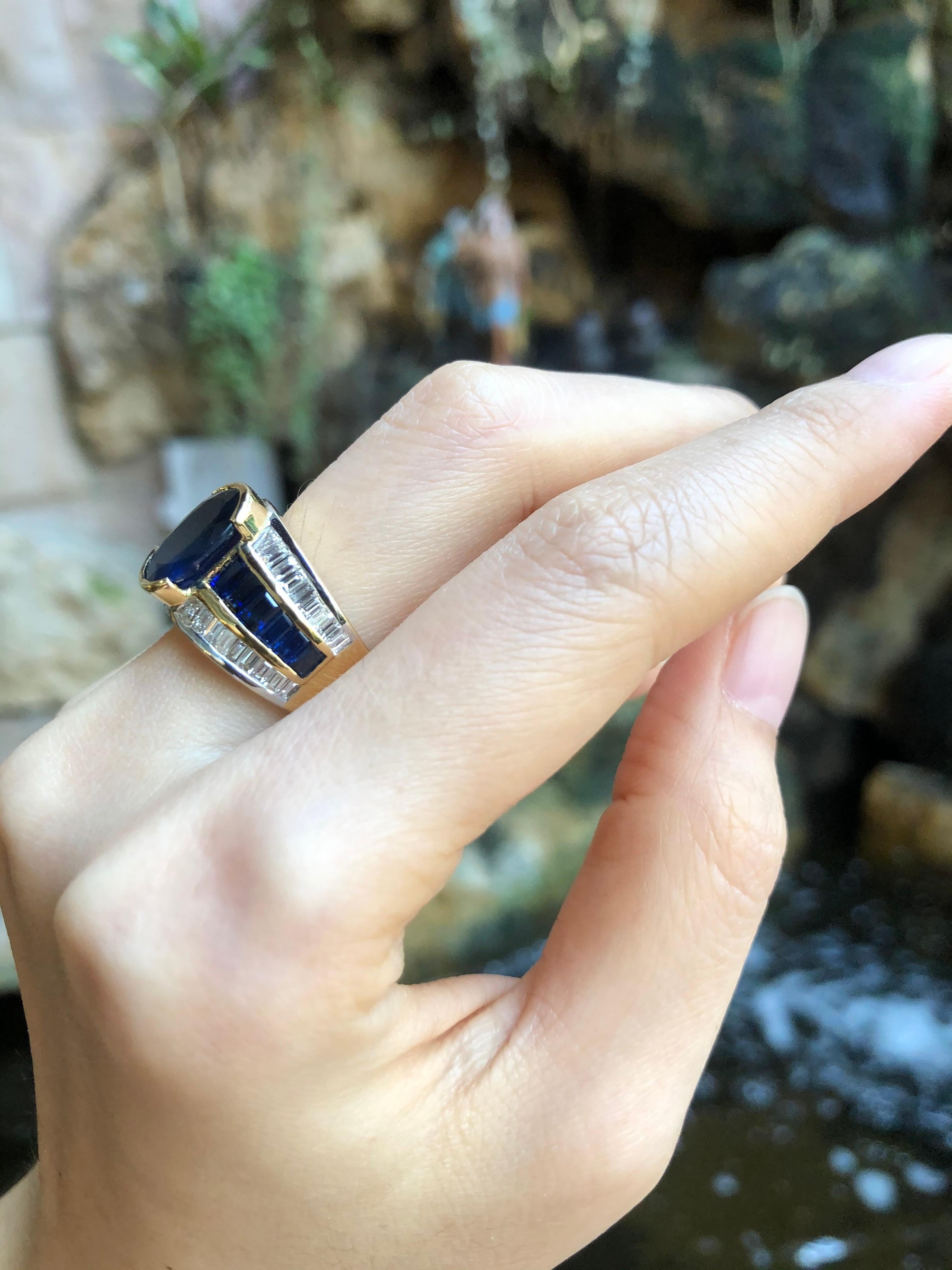 Contemporaneo Anello con zaffiro blu e diamanti incastonati in oro 18 carati in vendita
