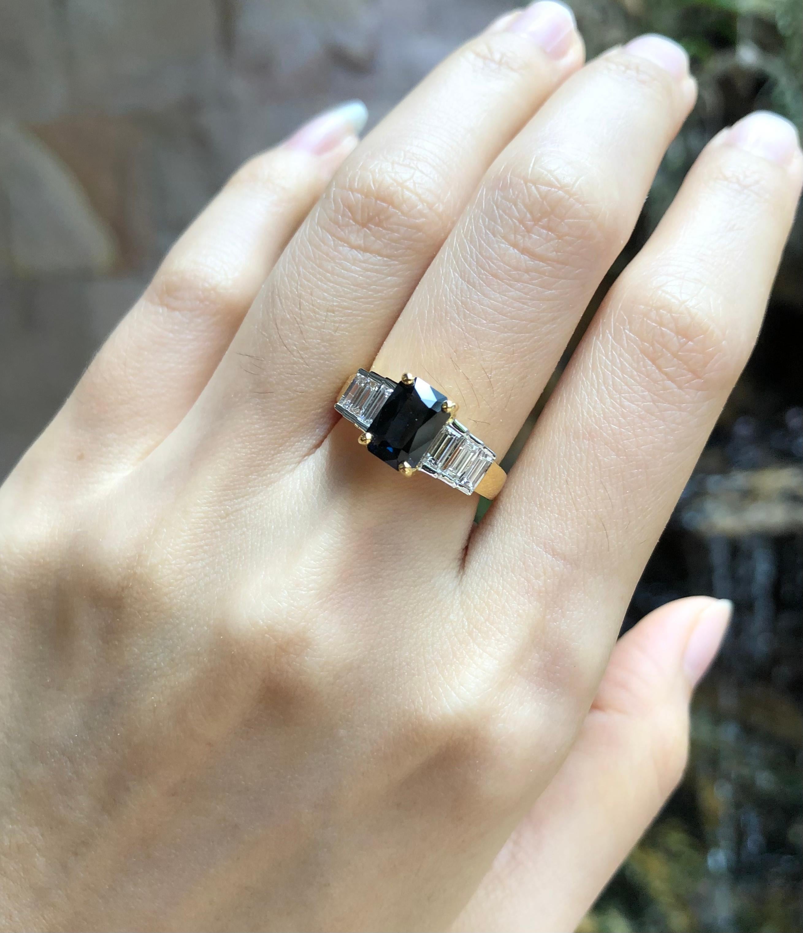 Blauer blauer Saphir mit Diamantring in 18 Karat Goldfassung (Zeitgenössisch) im Angebot