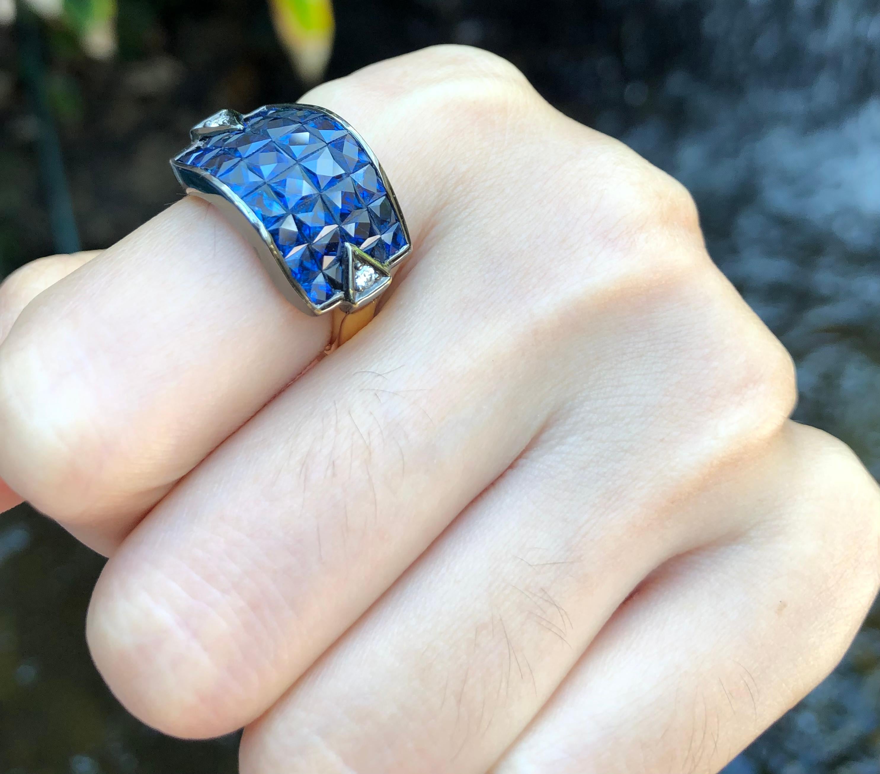 Anillo Zafiro Azul con Diamantes Engastado en Oro de 18 Kilates Contemporáneo en venta