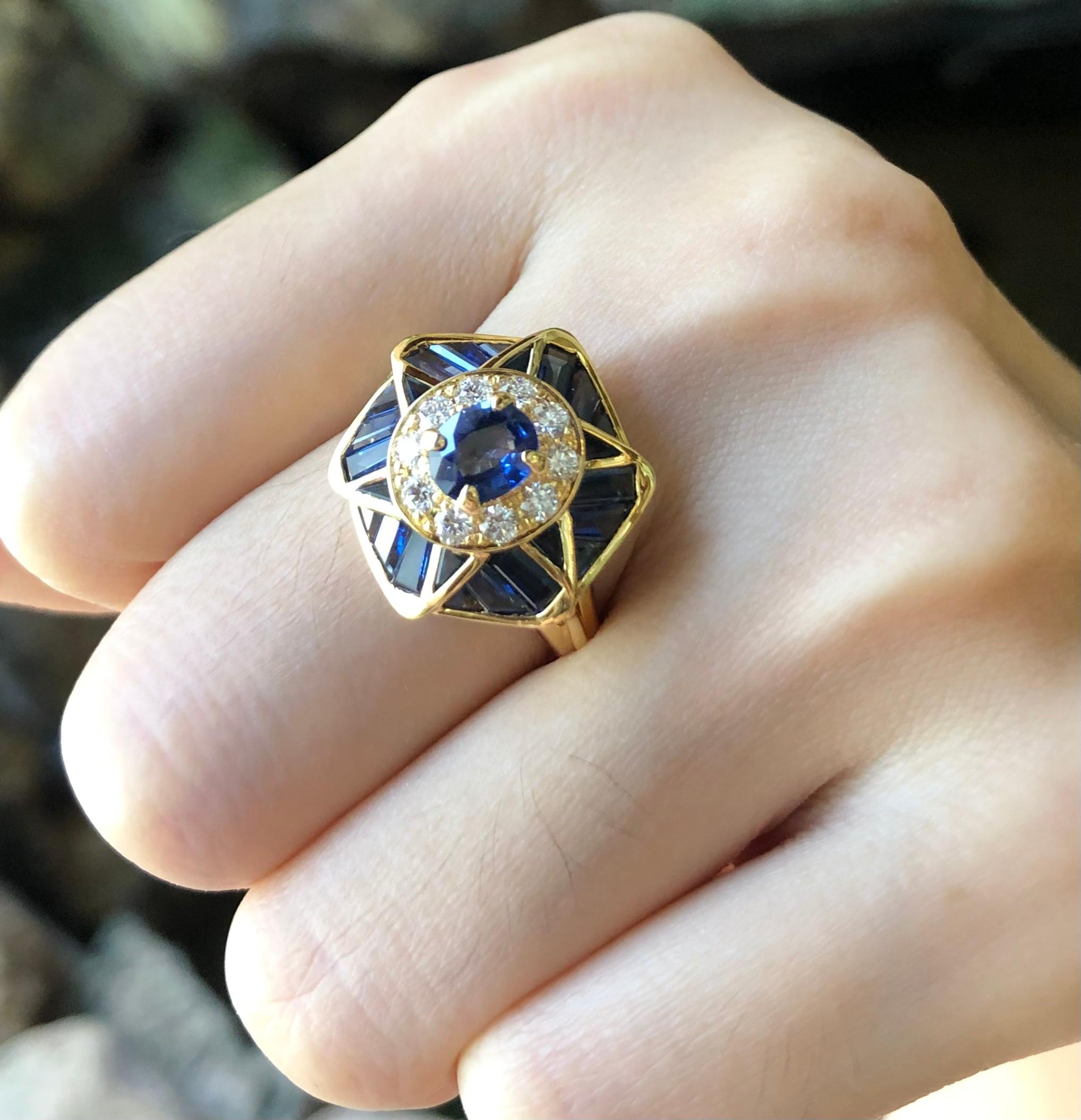 Art déco Bague en or 18 carats sertie d'un saphir bleu et de diamants en vente