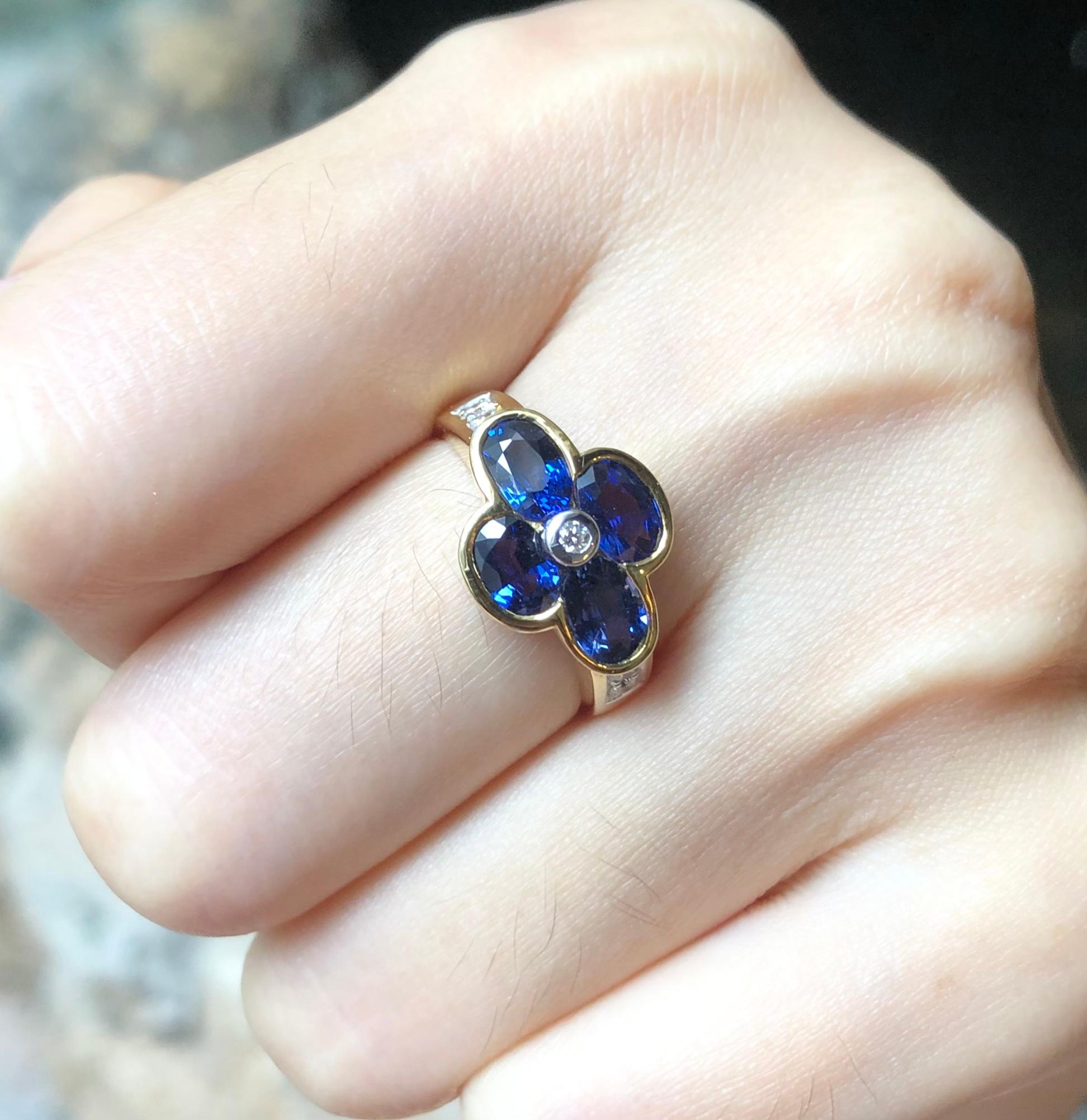 Contemporain Bague en saphir bleu et diamants sertis en or 18 carats en vente