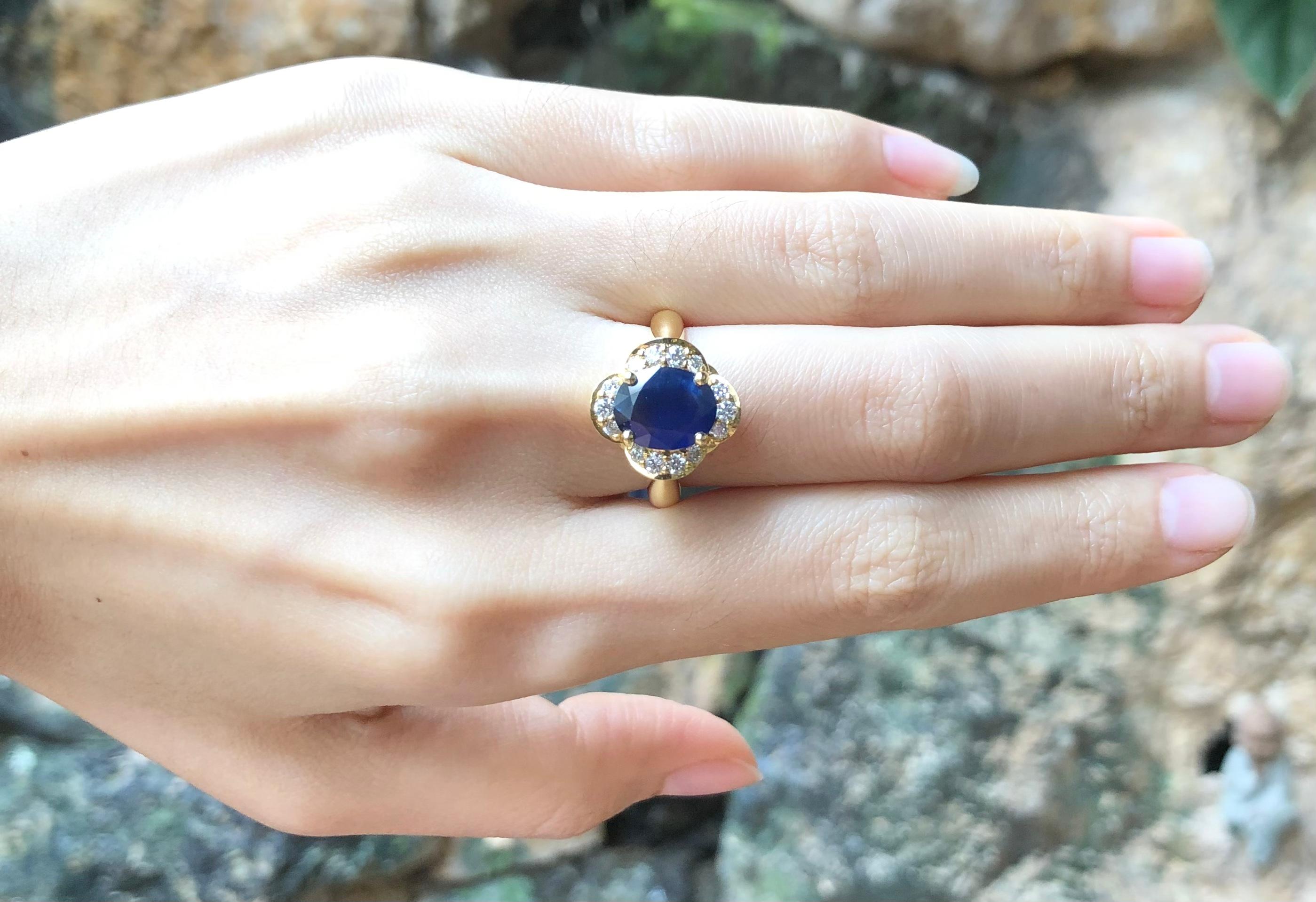 Contemporain Bague en saphir bleu et diamants sertis en or 18 carats en vente