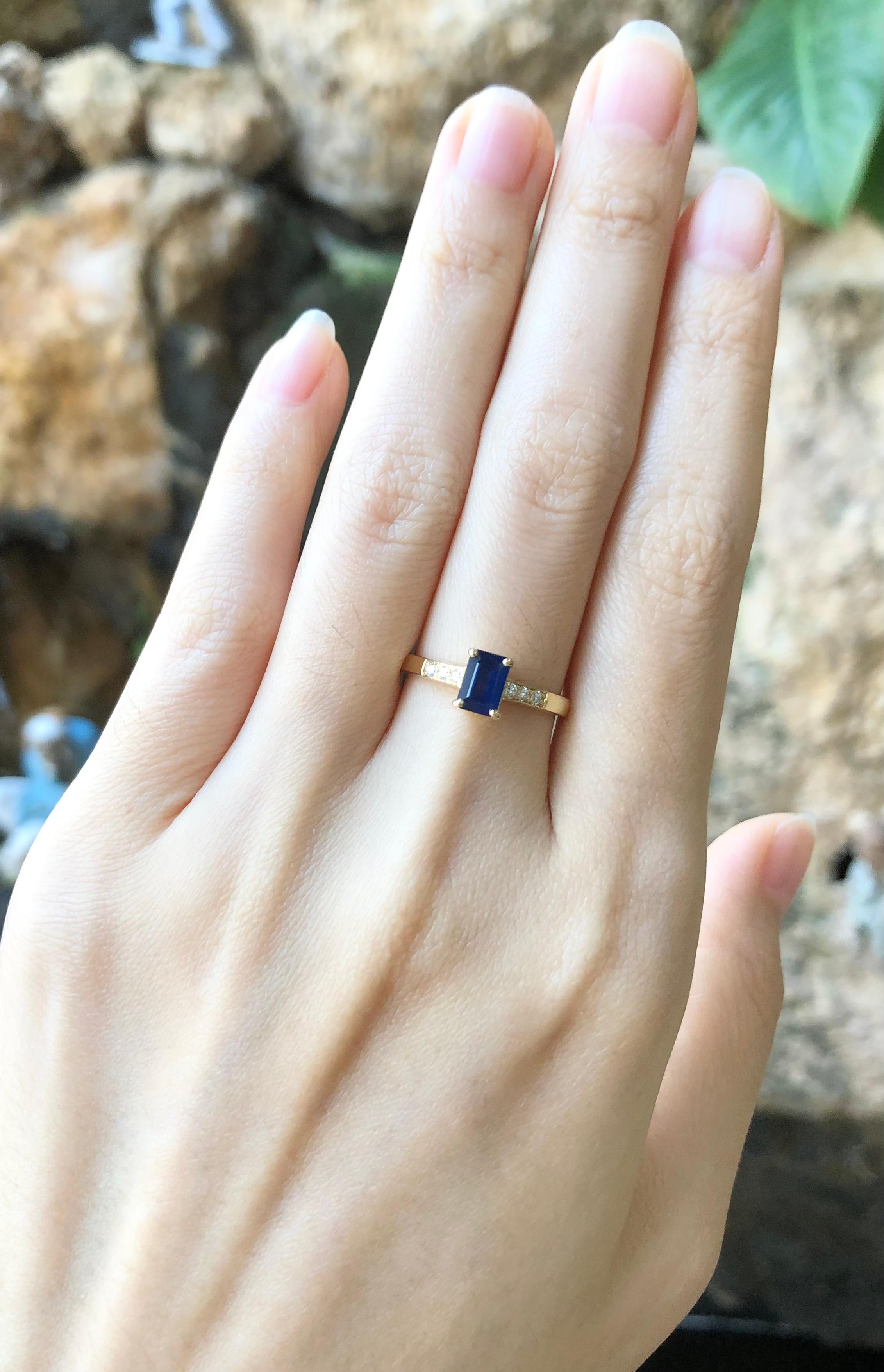 Blauer Saphir mit Diamantring aus 18 Karat Gold in Fassungen (Zeitgenössisch) im Angebot