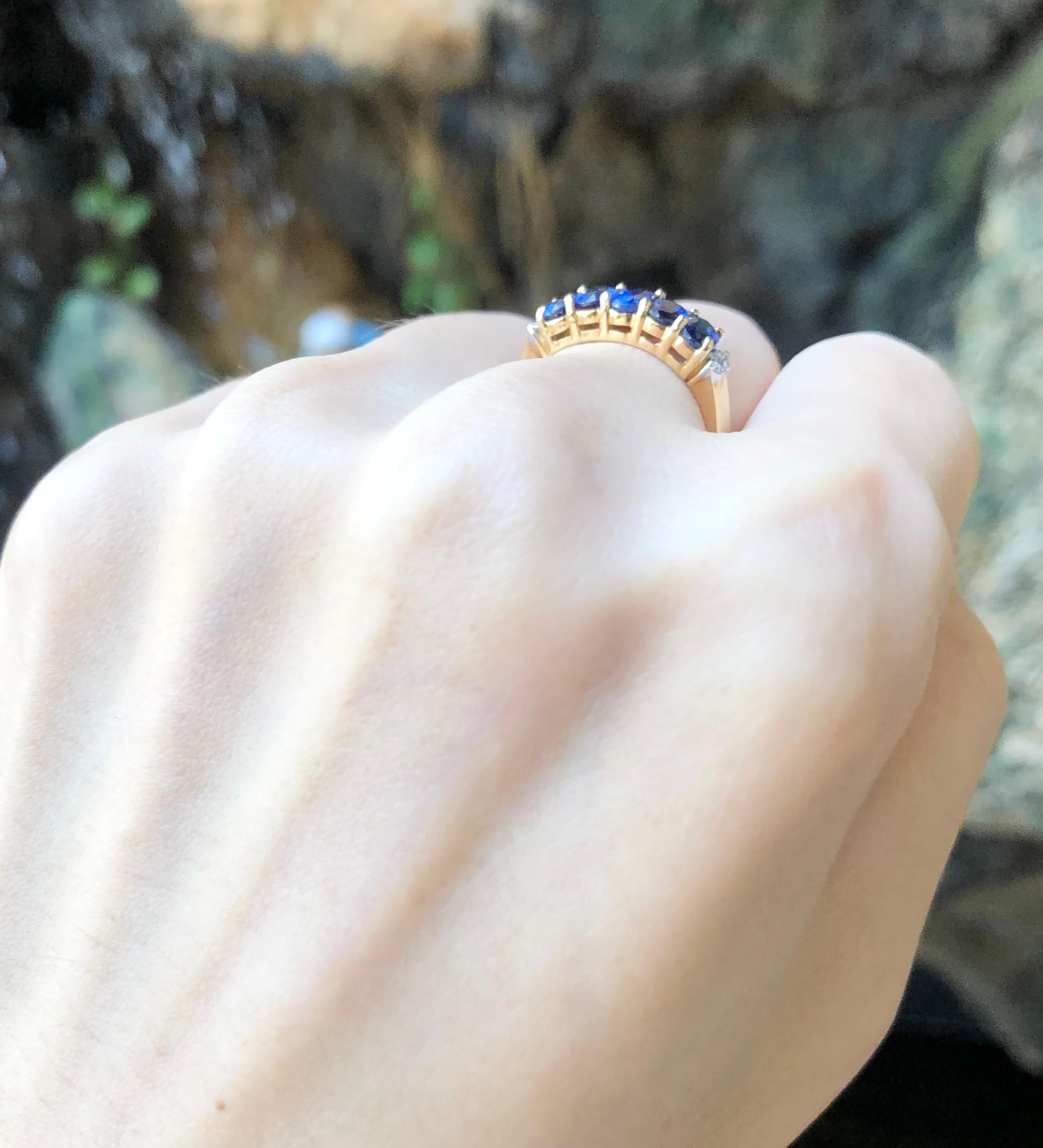 Contemporain Bague en or 18 carats sertie d'un saphir bleu et de diamants en vente