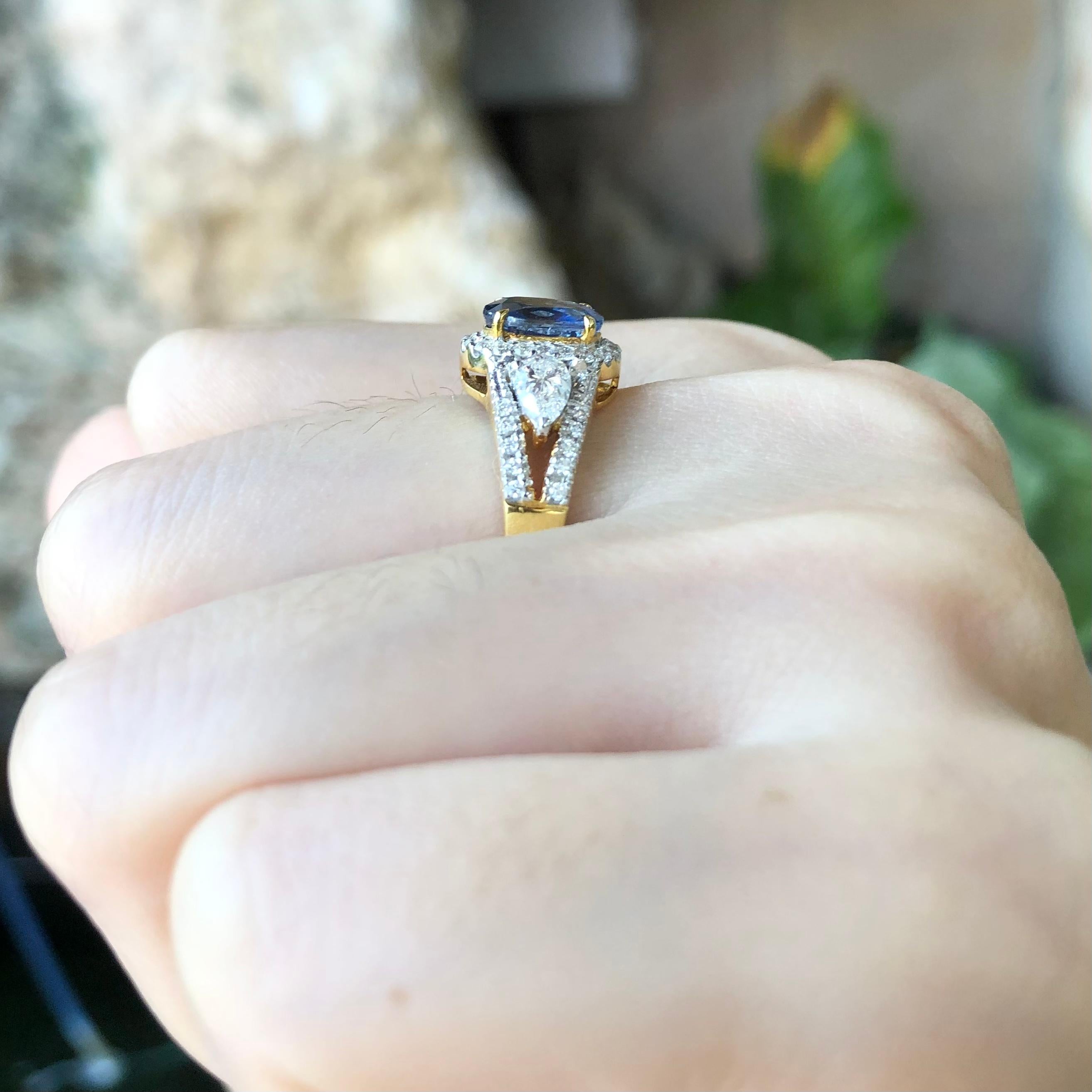 Contemporary Blue Sapphire with Diamond Ring Set in 18 Karat Gold Settings For Sale