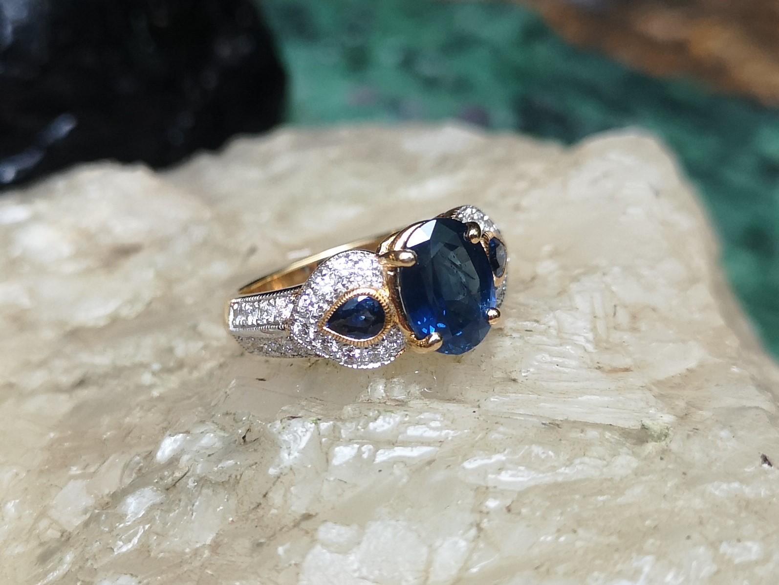 Blue Sapphire with Diamond Ring Set in 18 Karat Gold Settings In New Condition For Sale In Bangkok, TH