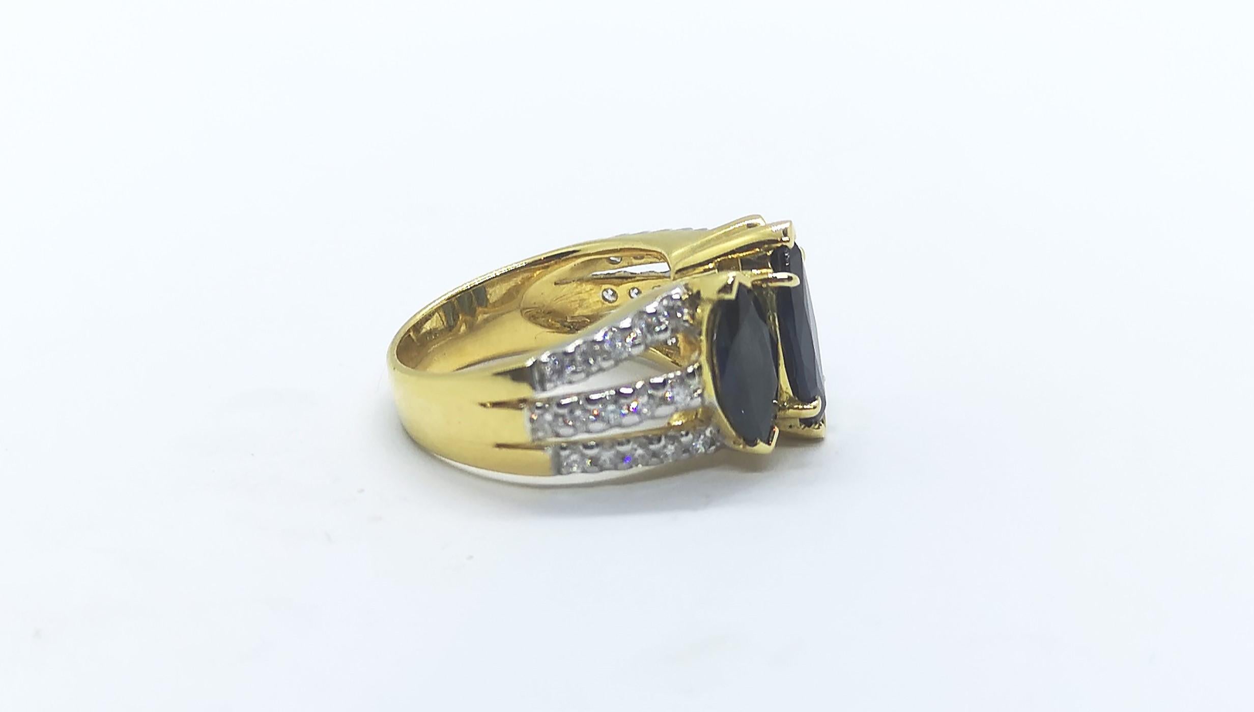 Blauer blauer Saphir mit Diamantring in 18 Karat Goldfassung (Marquiseschliff) im Angebot