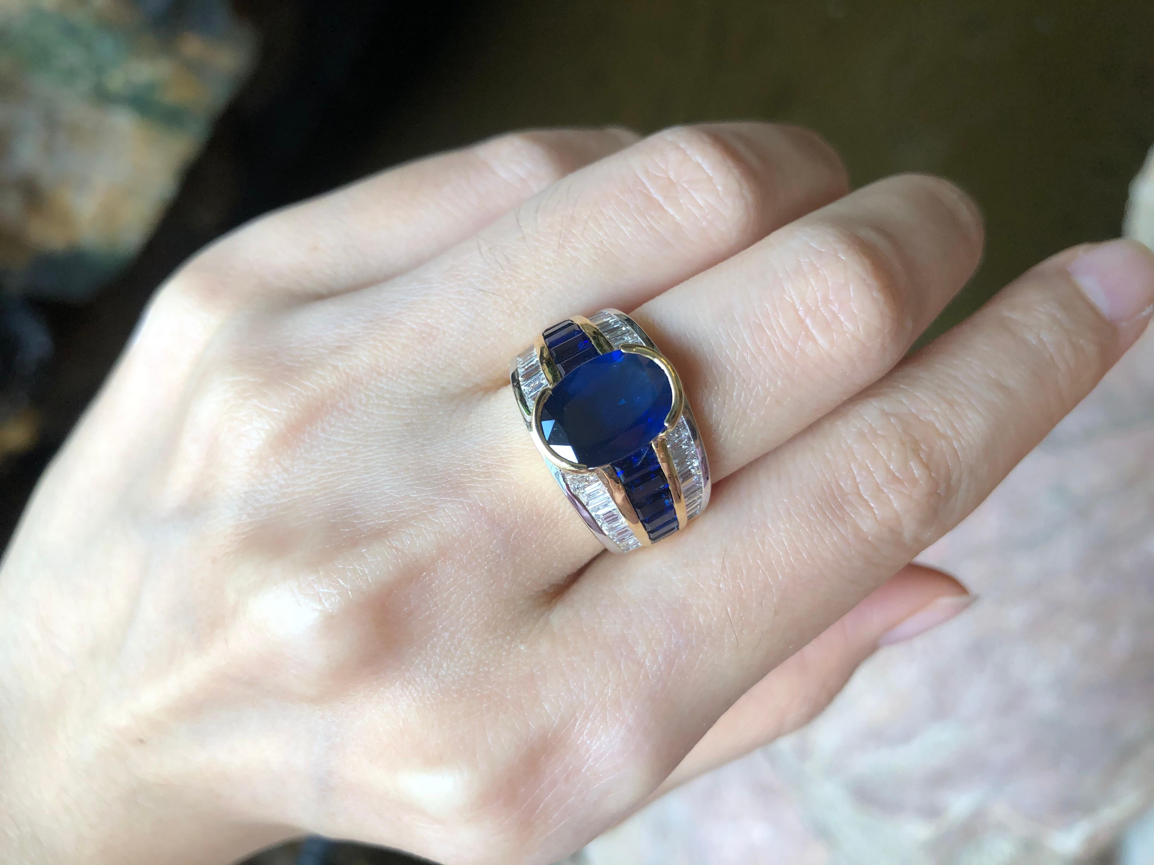 Taglio misto Anello con zaffiro blu e diamanti incastonati in oro 18 carati in vendita