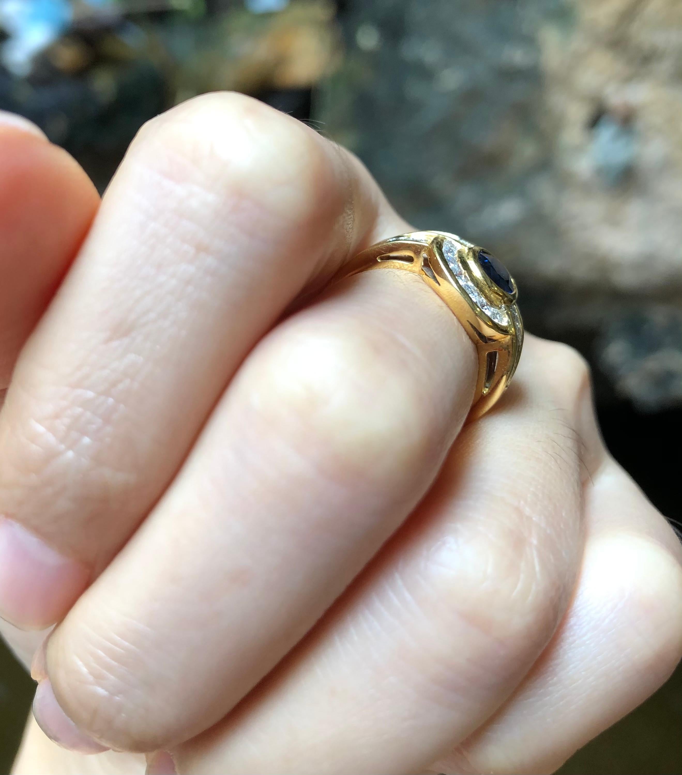 Blauer Saphir mit Diamantring aus 18 Karat Gold in Fassungen (Gemischter Schliff) im Angebot