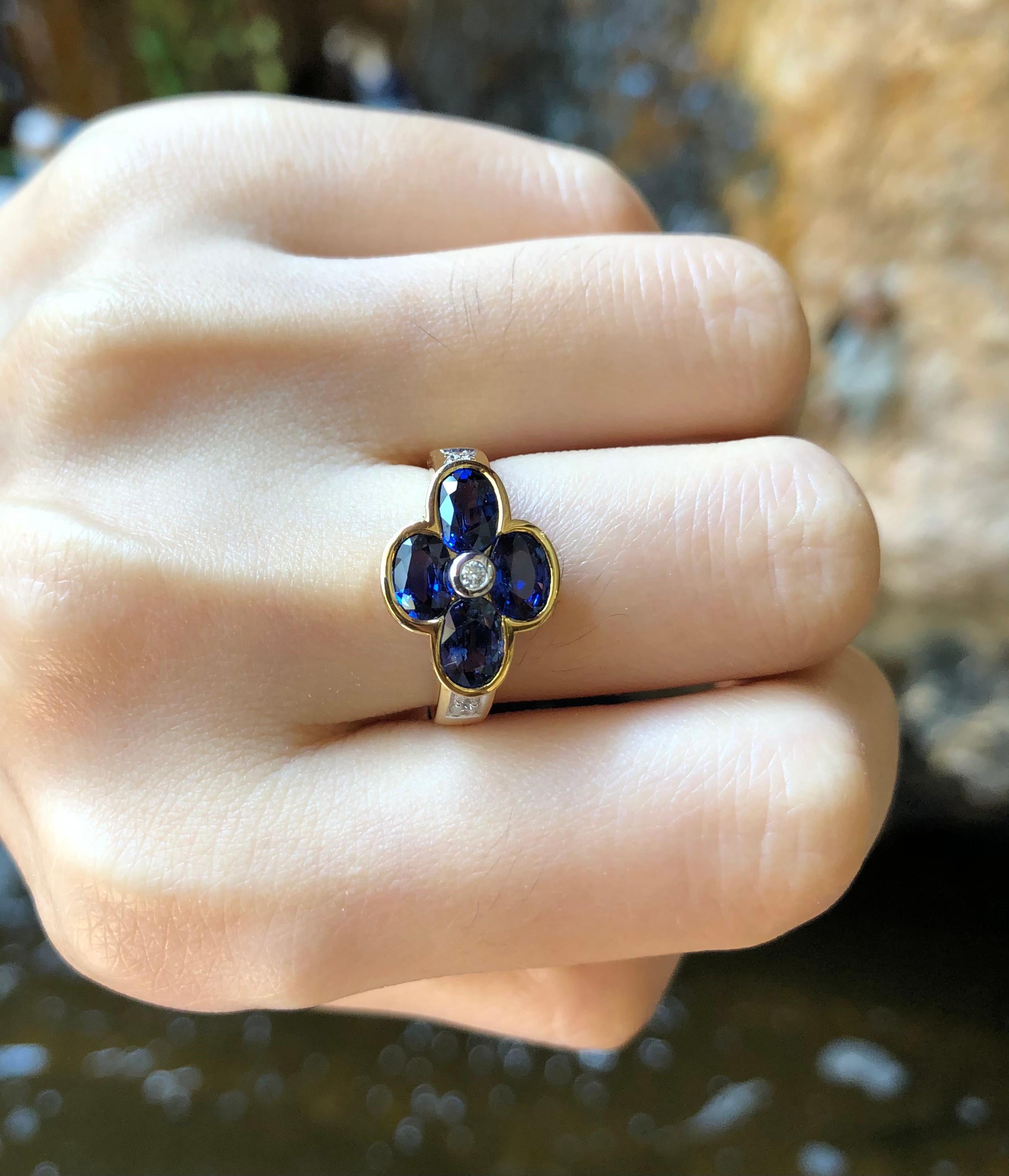 Contemporary Blue Sapphire with Diamond  Ring Set in 18 Karat Gold Settings For Sale