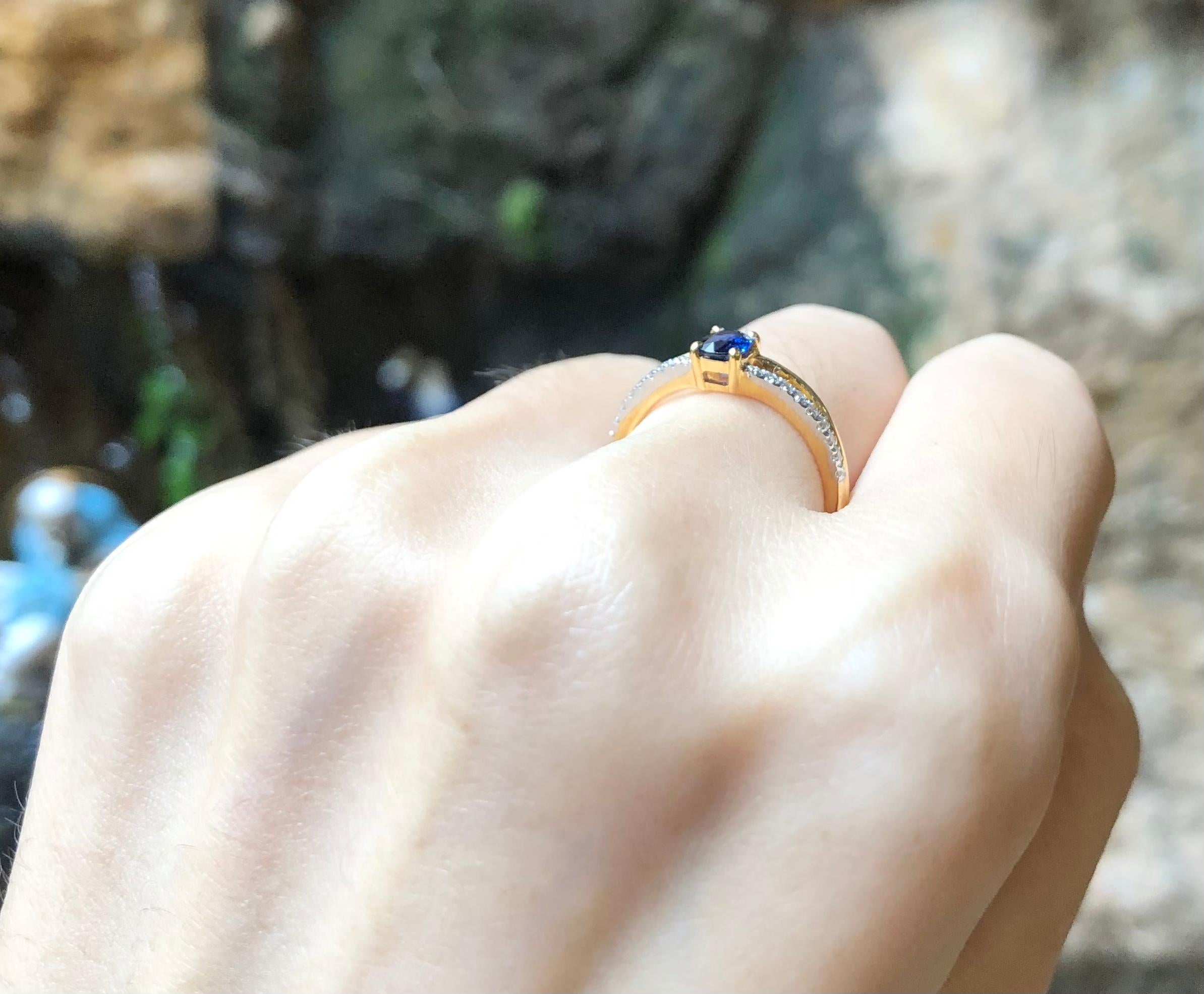 Blauer Saphir mit Diamantring aus 18 Karat Gold in Fassungen (Ovalschliff) im Angebot