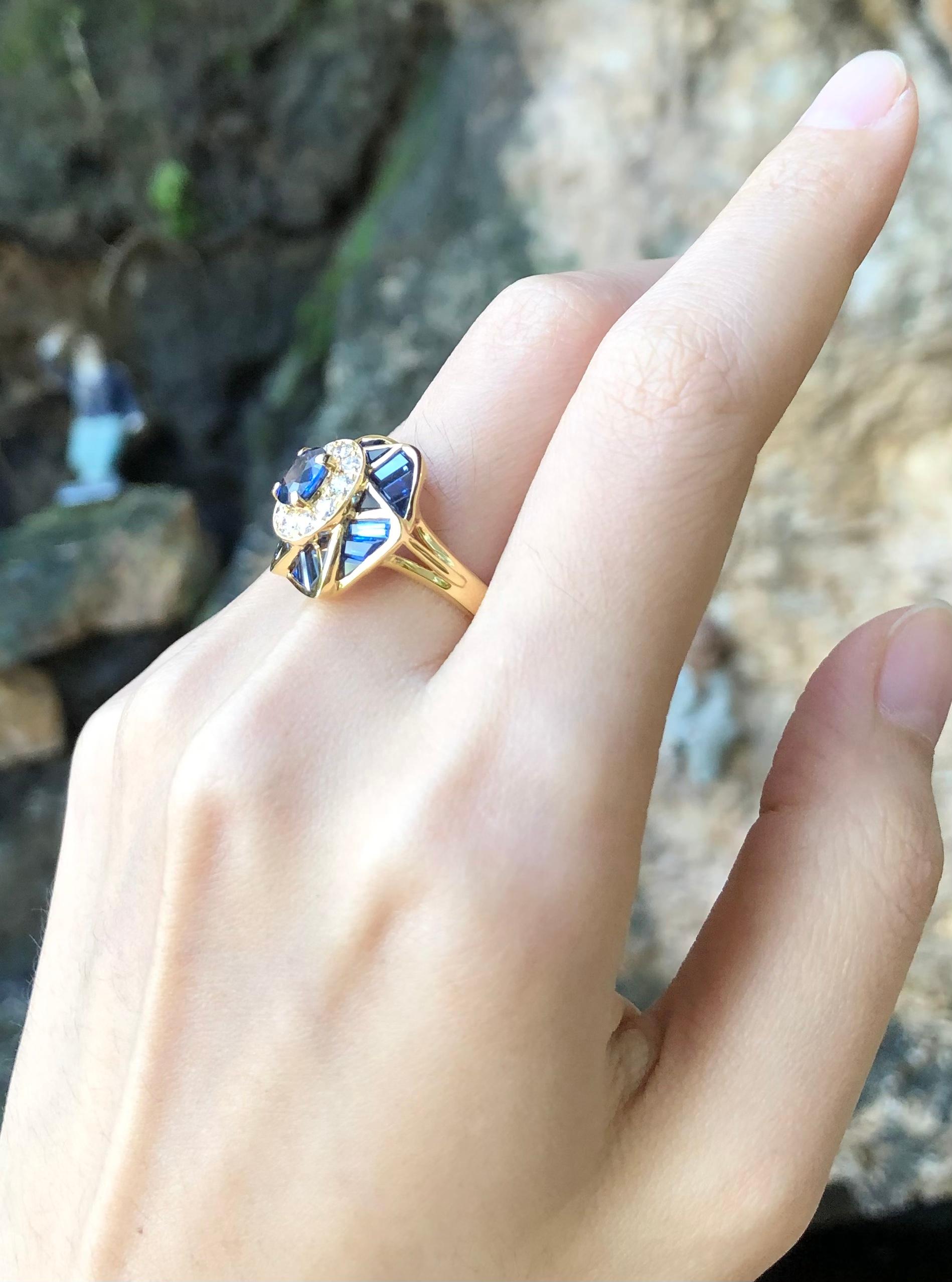 Taille mixte Bague en or 18 carats sertie d'un saphir bleu et de diamants en vente