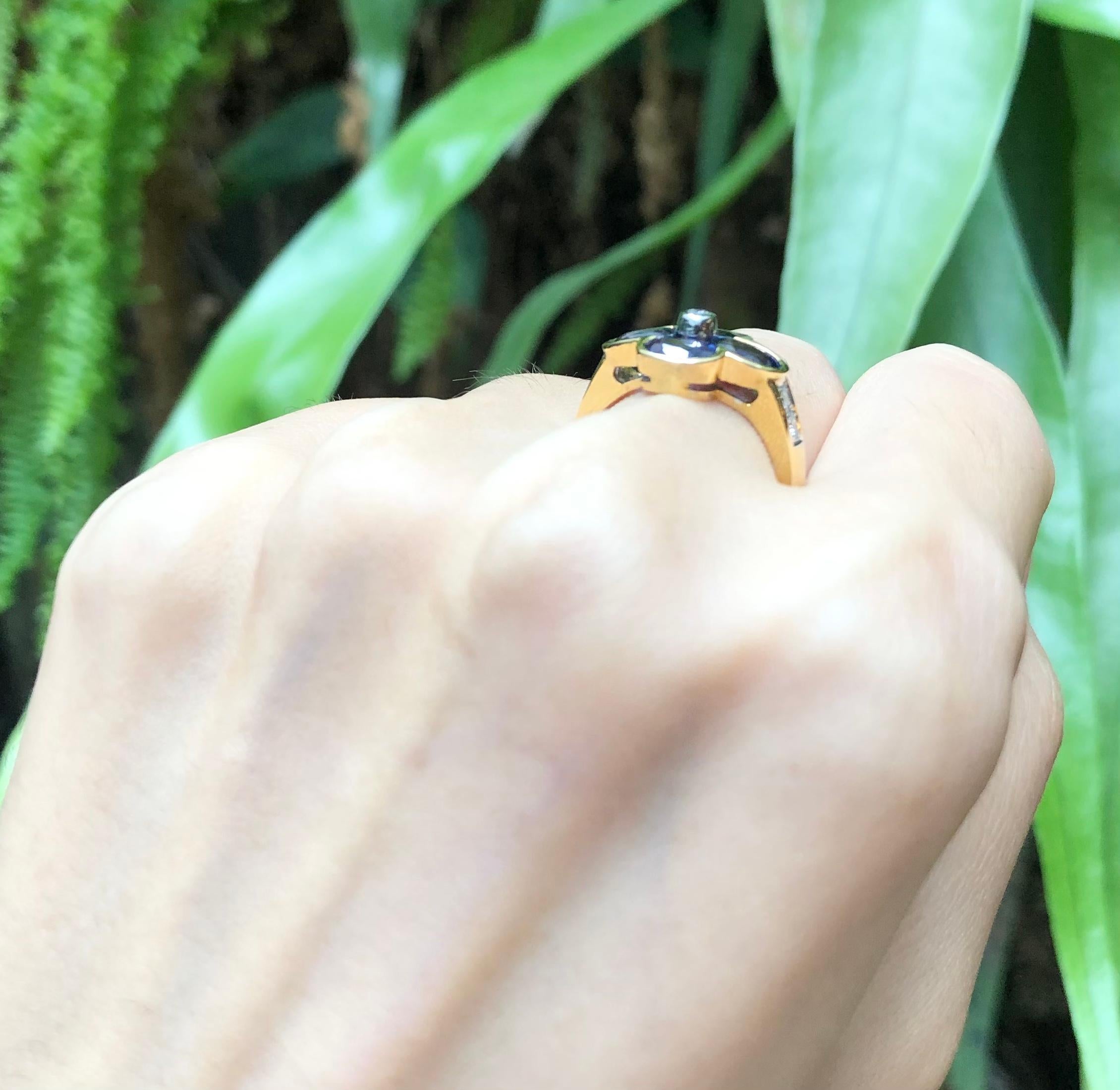 Taille ovale Bague en saphir bleu et diamants sertis en or 18 carats en vente