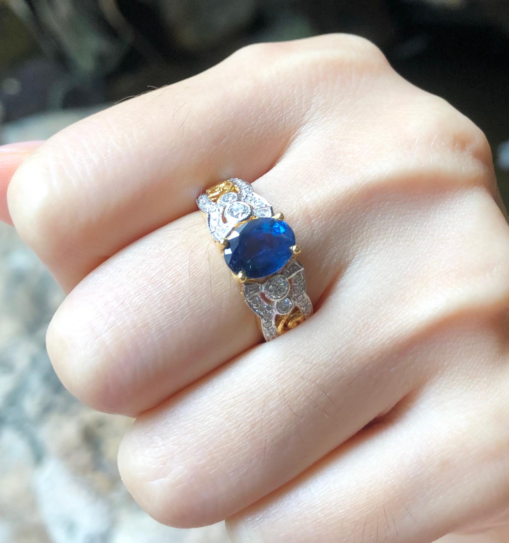 Contemporary Blue Sapphire  with Diamond Ring set in 18 Karat Gold Settings For Sale