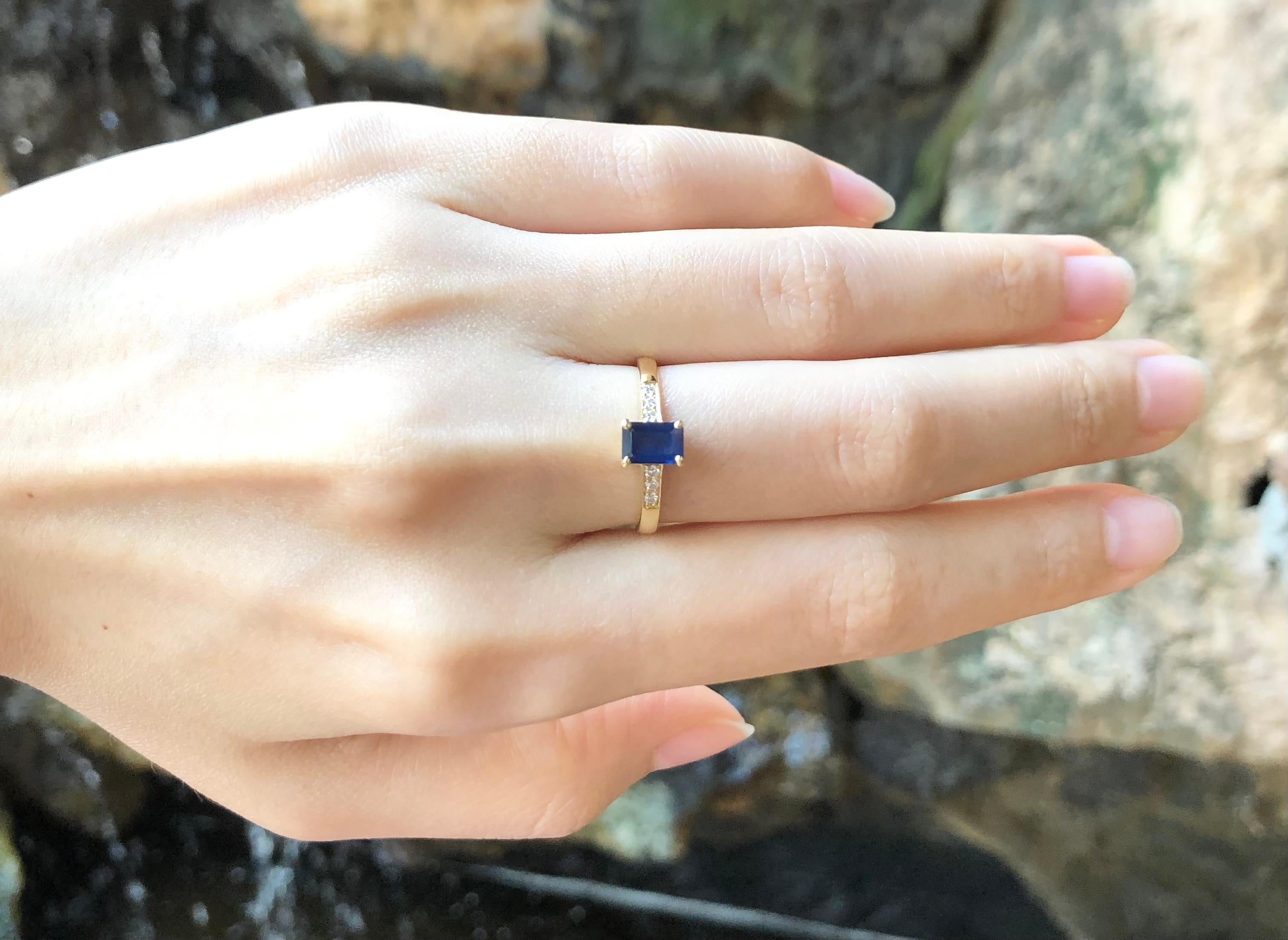 Blauer Saphir mit Diamantring aus 18 Karat Gold in Fassungen (Smaragdschliff) im Angebot