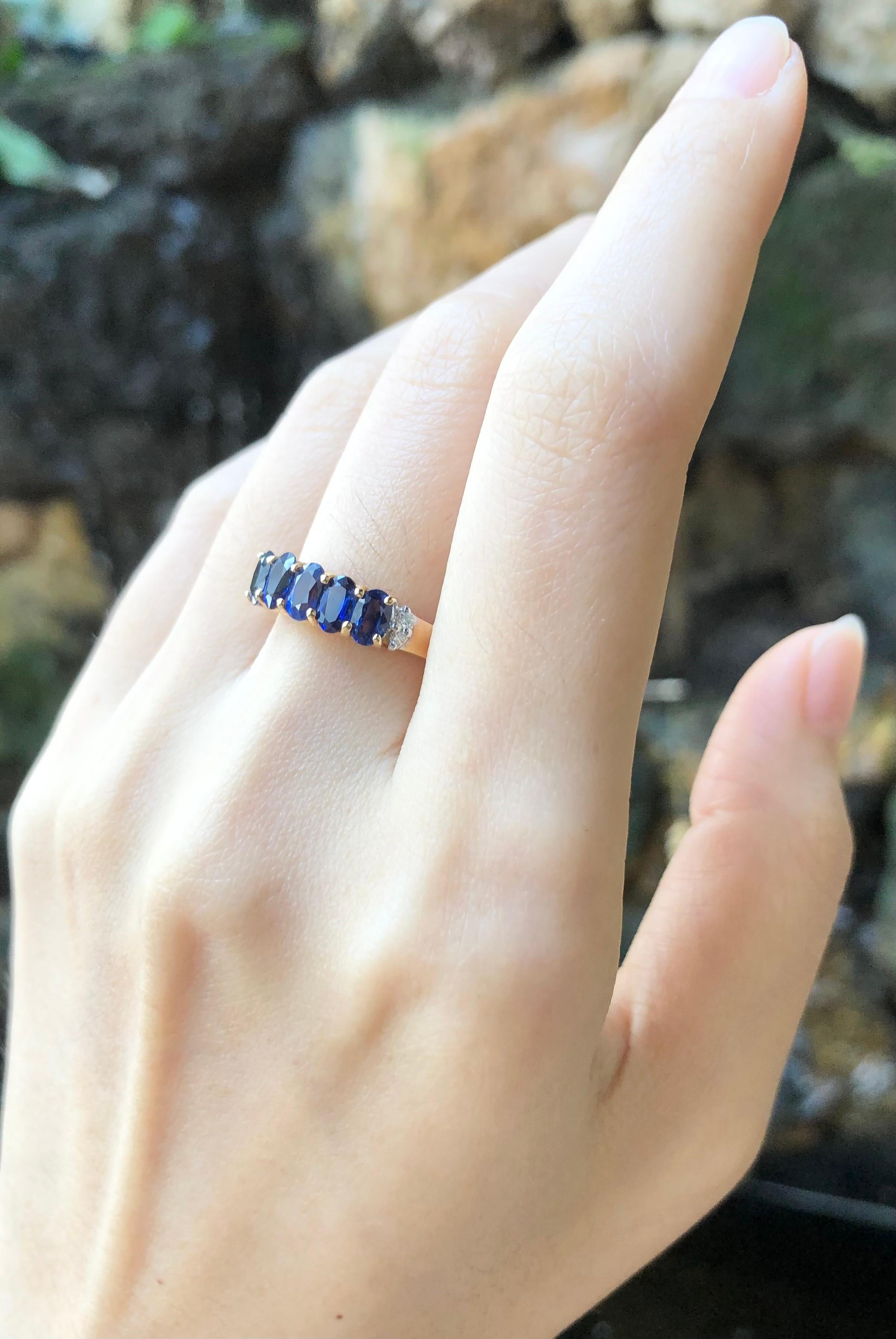 Taille ovale Bague en or 18 carats sertie d'un saphir bleu et de diamants en vente
