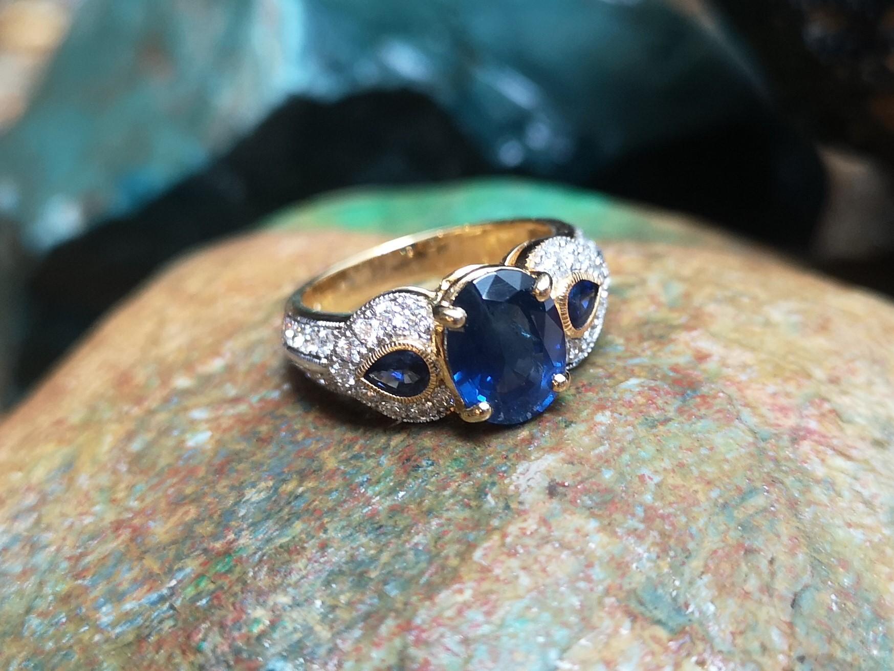 Women's Blue Sapphire with Diamond Ring Set in 18 Karat Gold Settings For Sale