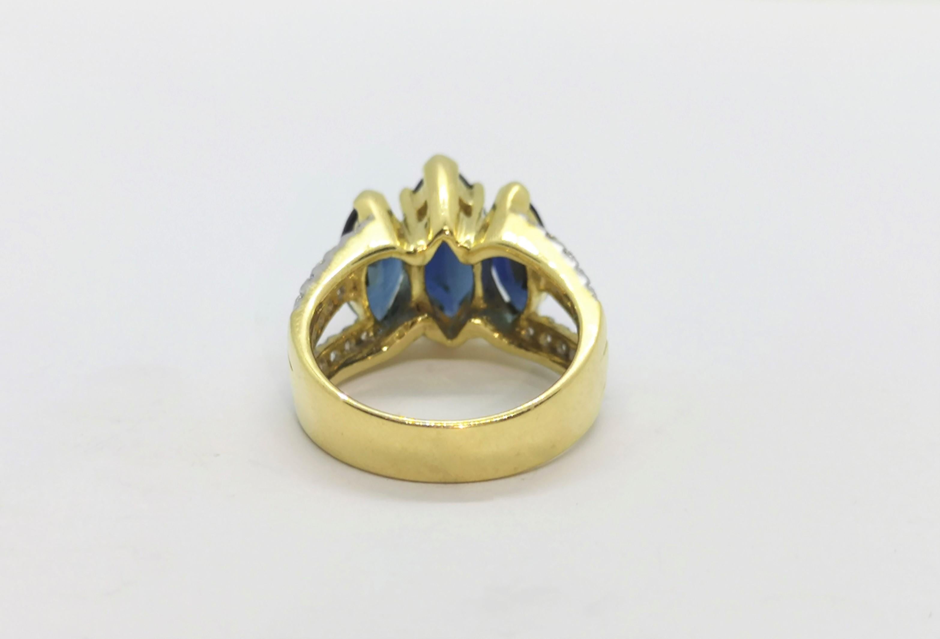 Blauer blauer Saphir mit Diamantring in 18 Karat Goldfassung im Zustand „Neu“ im Angebot in Bangkok, TH