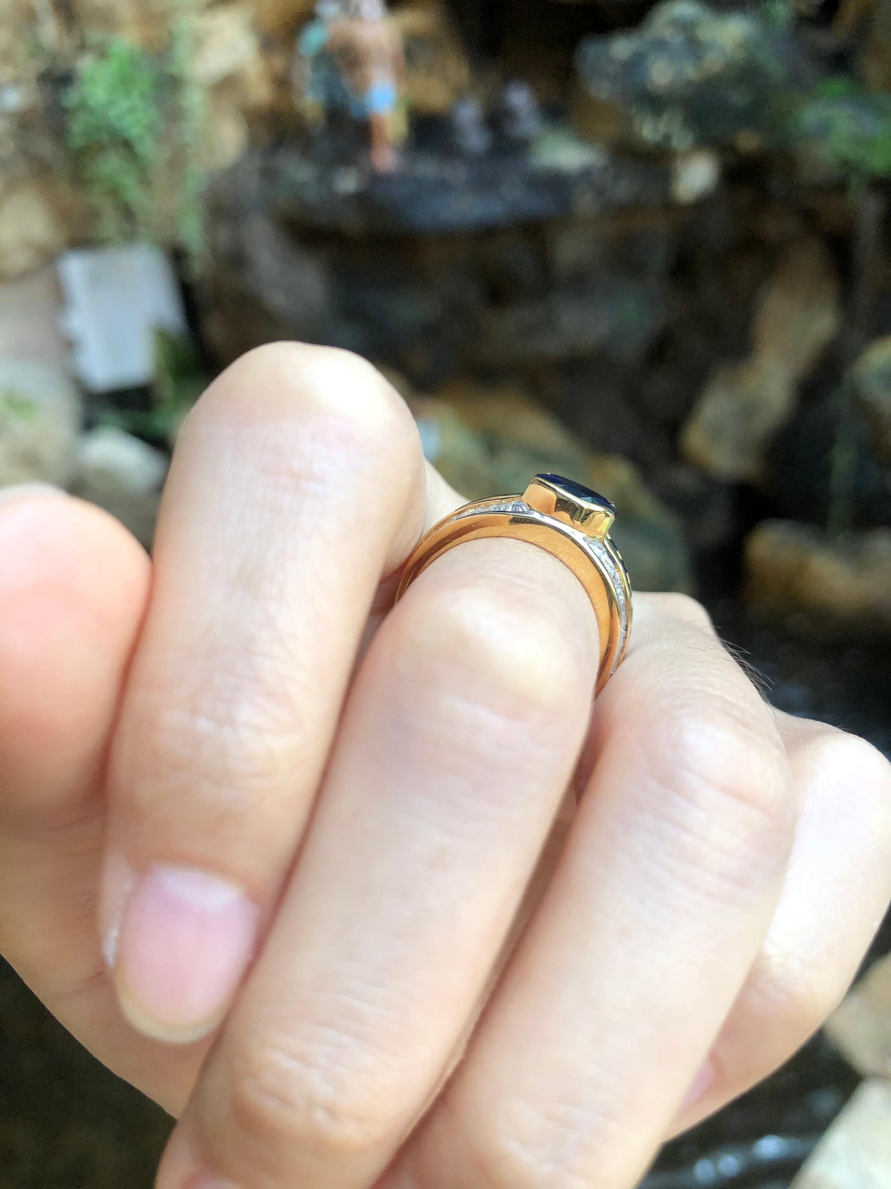 Anello con zaffiro blu e diamanti incastonati in oro 18 carati In condizioni Nuovo in vendita a Bangkok, TH