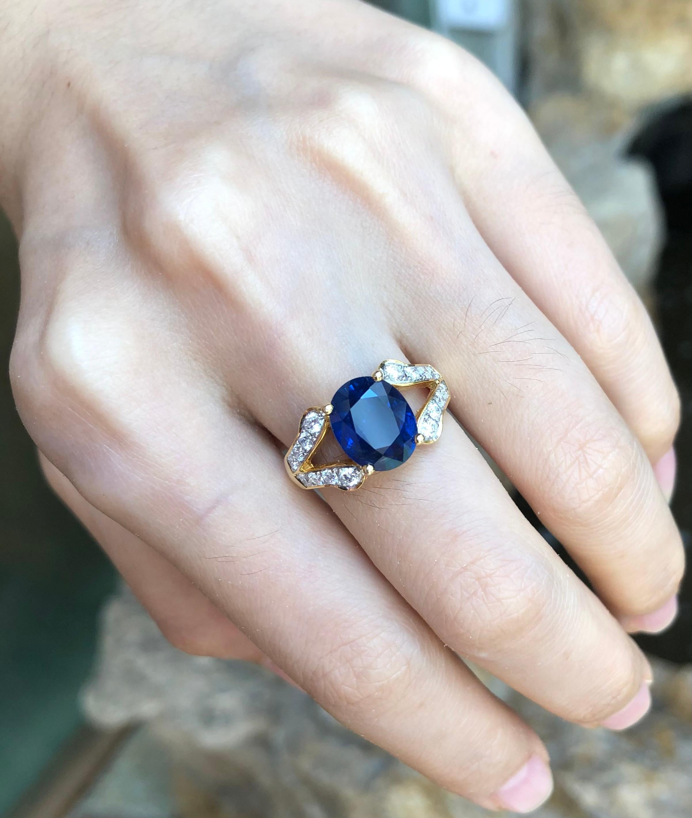 Blue Sapphire with Diamond Ring Set in 18 Karat Gold Settings In New Condition For Sale In Bangkok, TH