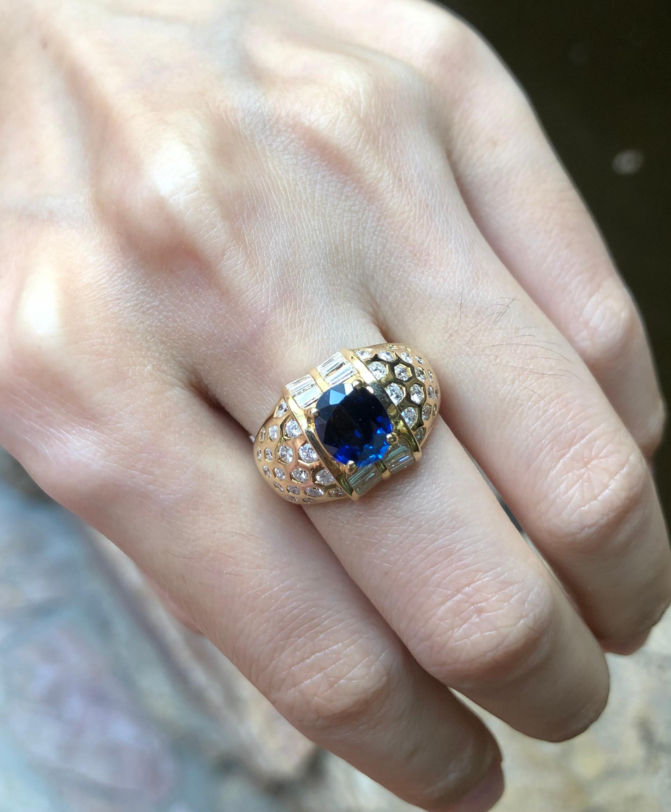 Blauer blauer Saphir mit Diamantring in 18 Karat Goldfassung im Zustand „Neu“ im Angebot in Bangkok, TH