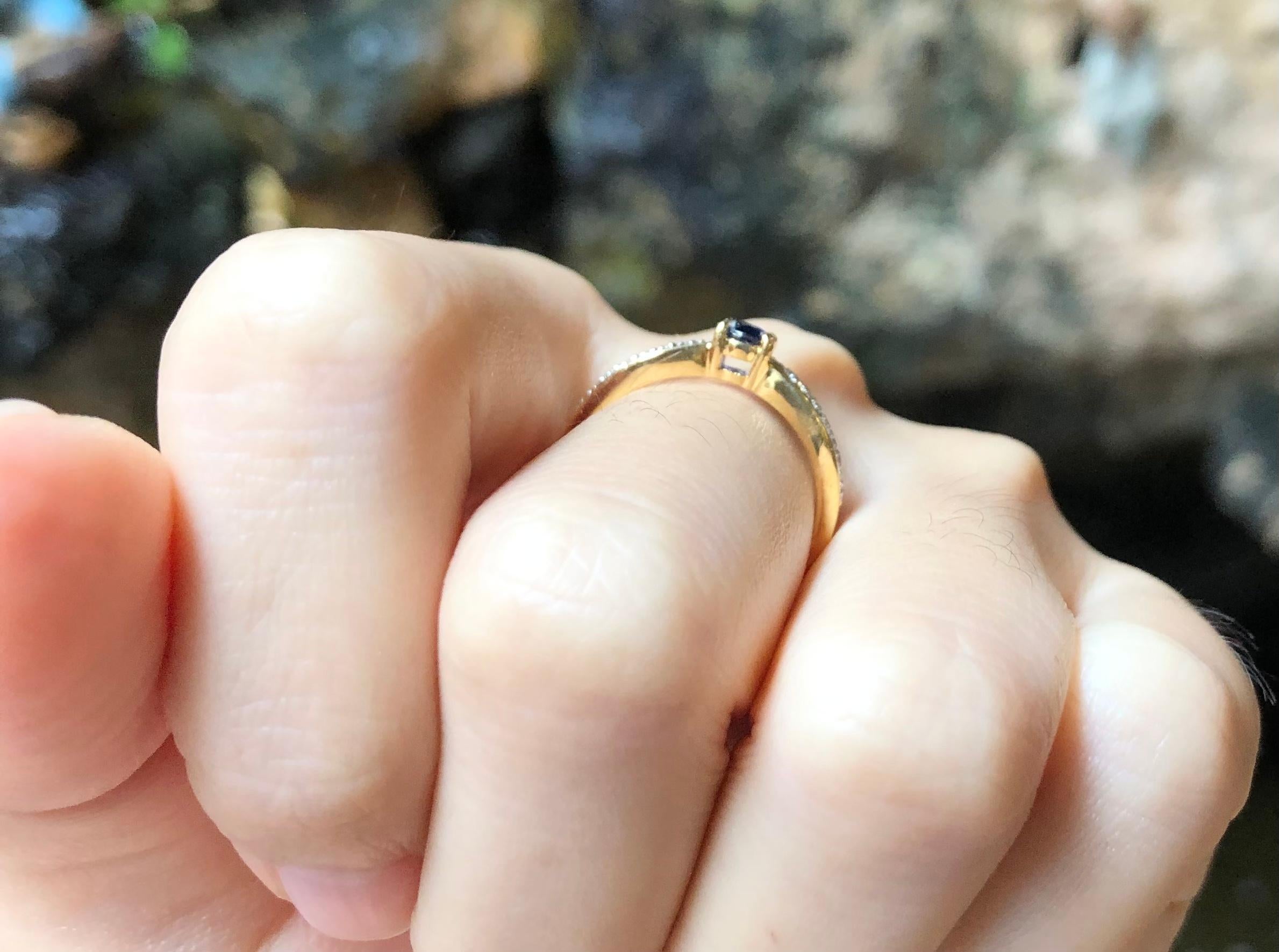 Blauer Saphir mit Diamantring aus 18 Karat Gold in Fassungen im Zustand „Neu“ im Angebot in Bangkok, TH